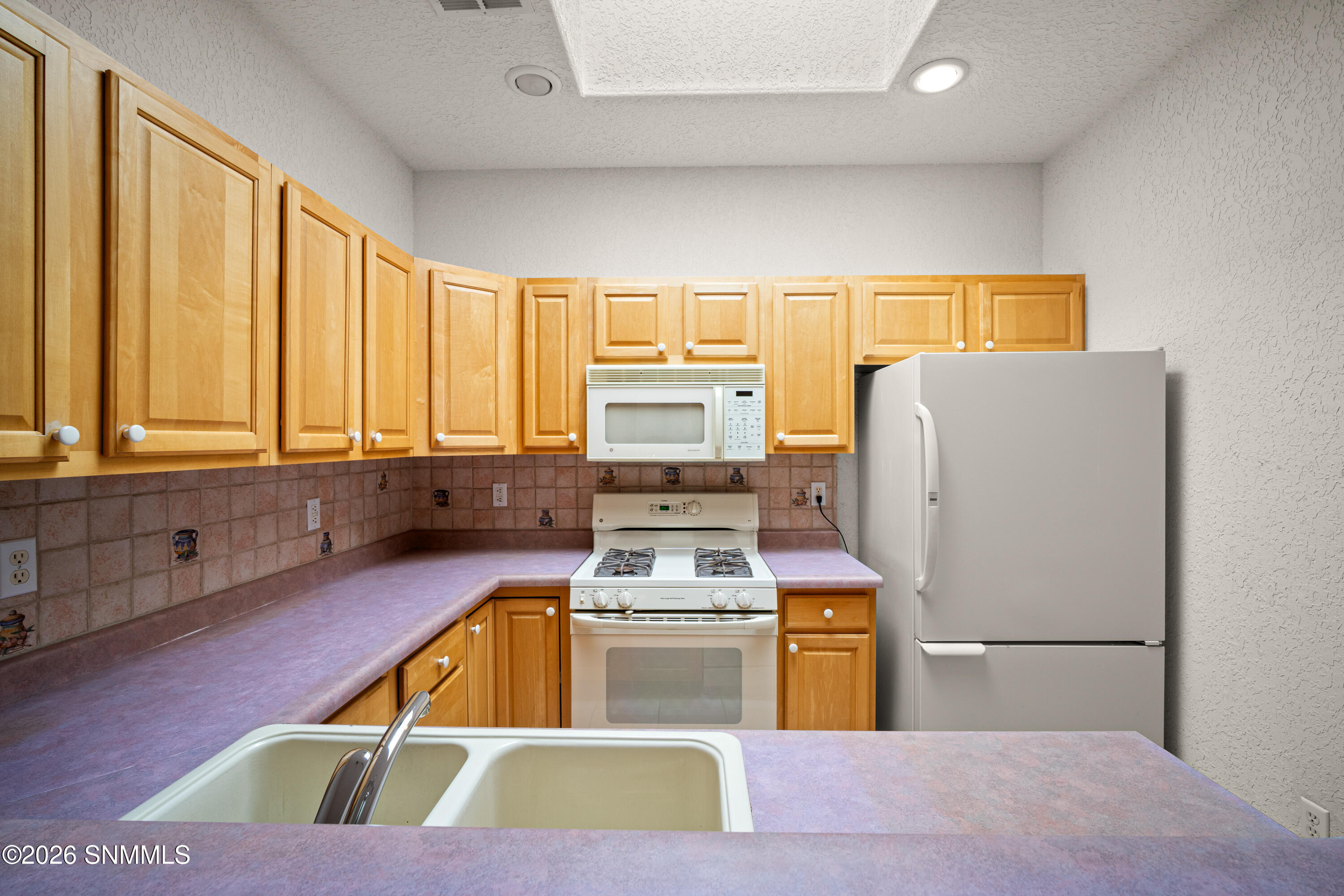 1052-Mormon-Dr-MLS-Camera-Guy-24