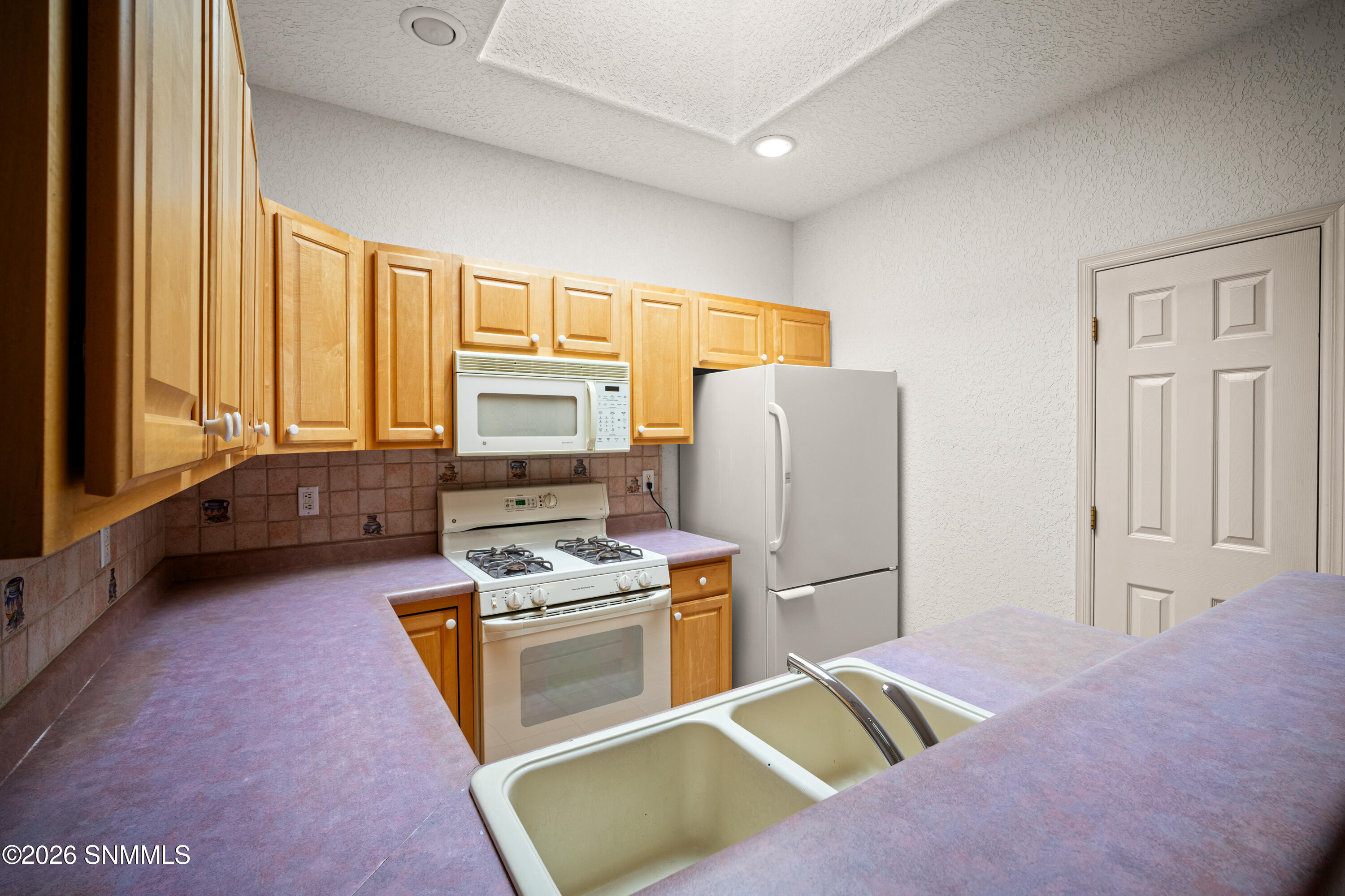 1052-Mormon-Dr-MLS-Camera-Guy-25