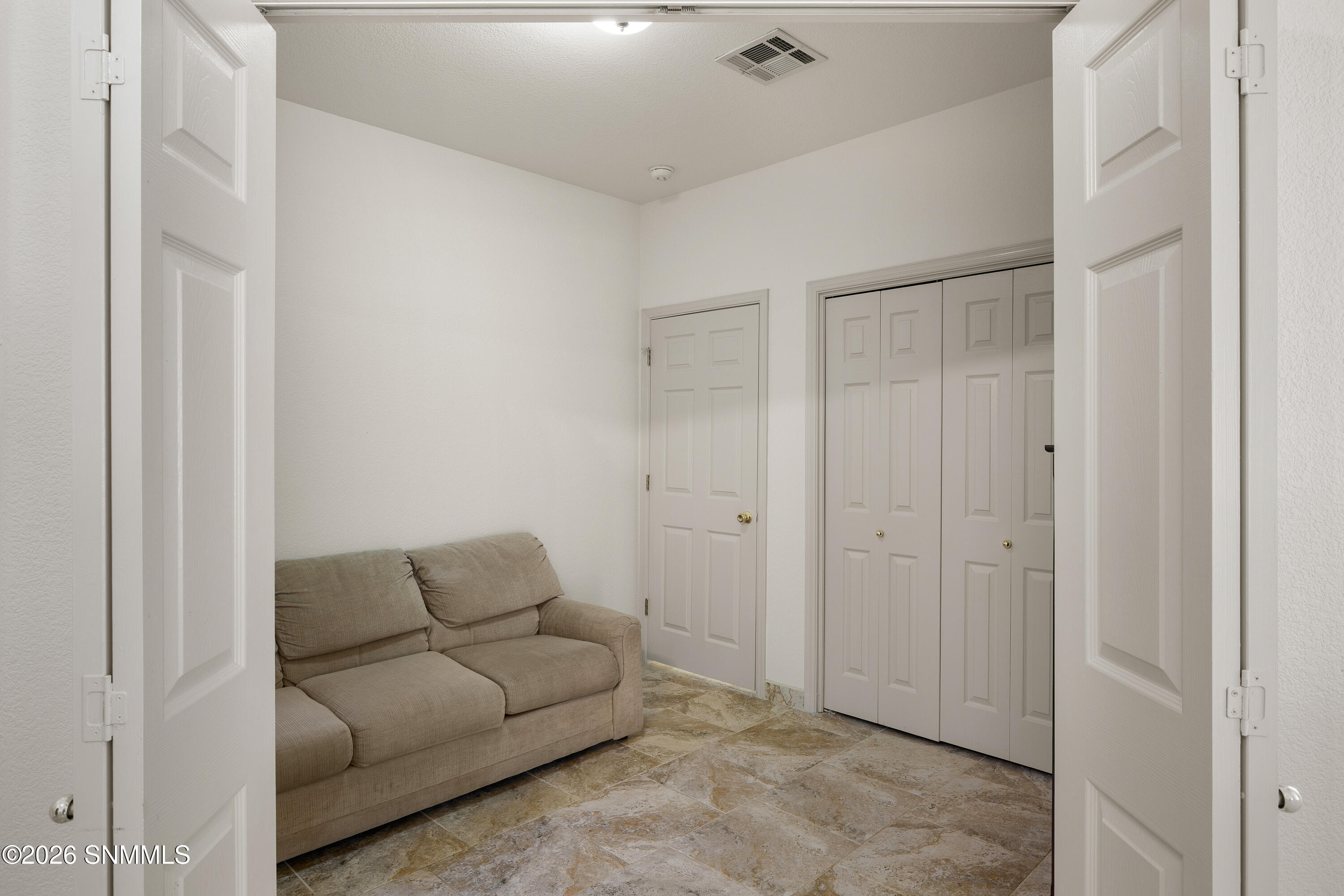 2902-Quasar-MLS-Camera-Guy-17