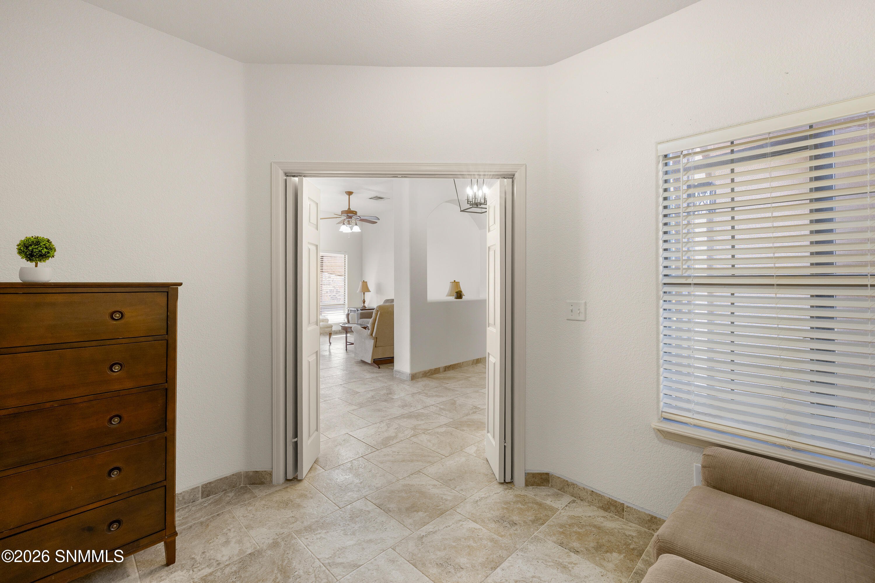 2902-Quasar-MLS-Camera-Guy-18