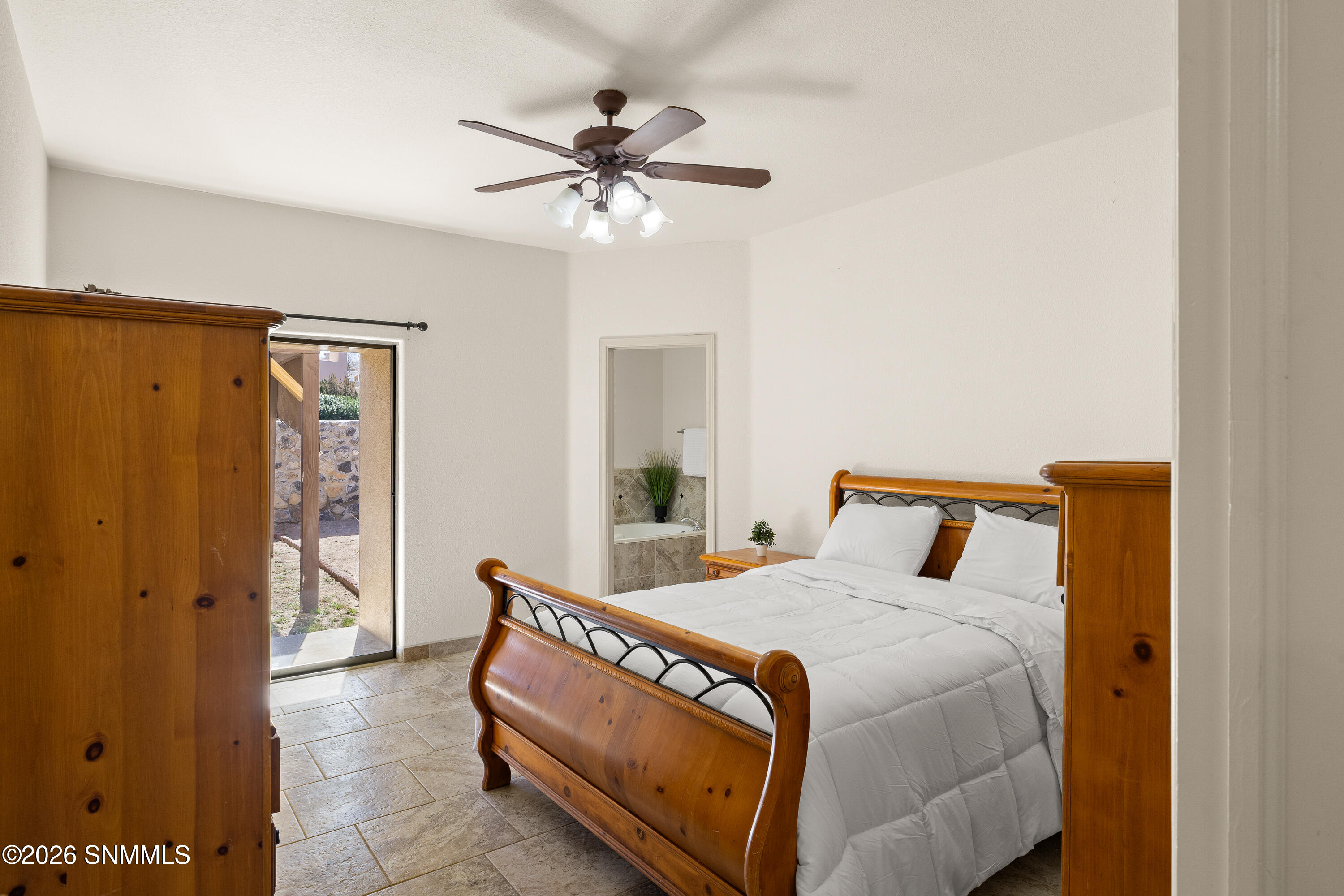 2902-Quasar-MLS-Camera-Guy-22