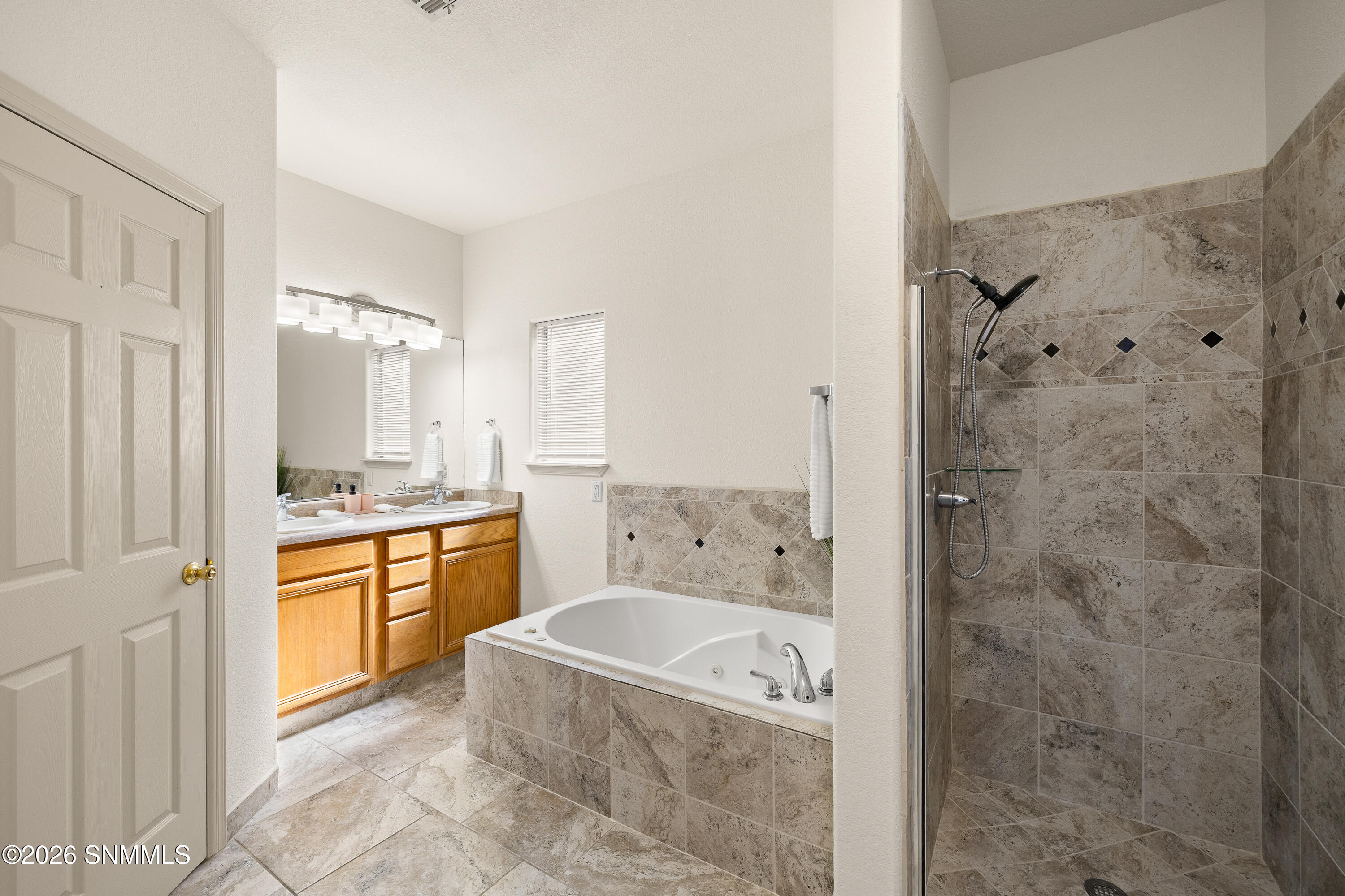 2902-Quasar-MLS-Camera-Guy-24