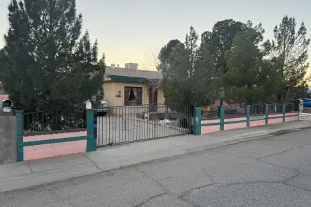 1120 Luna Street, Las Cruces, New Mexico 88001, 3 Bedrooms Bedrooms, ,1.75 BathroomsBathrooms,Residential,For Sale,Luna,2600718