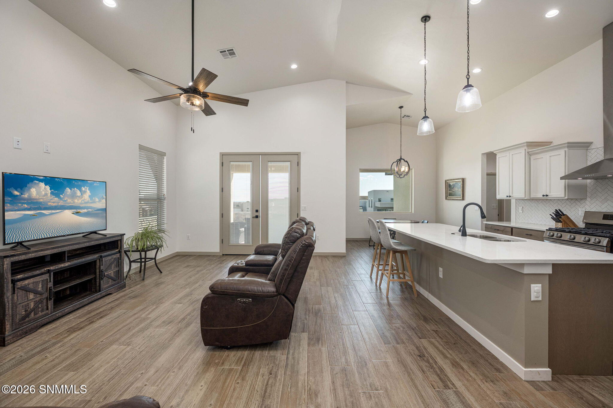 7-web-or-mls-Snappin Homes (Pacifico2903