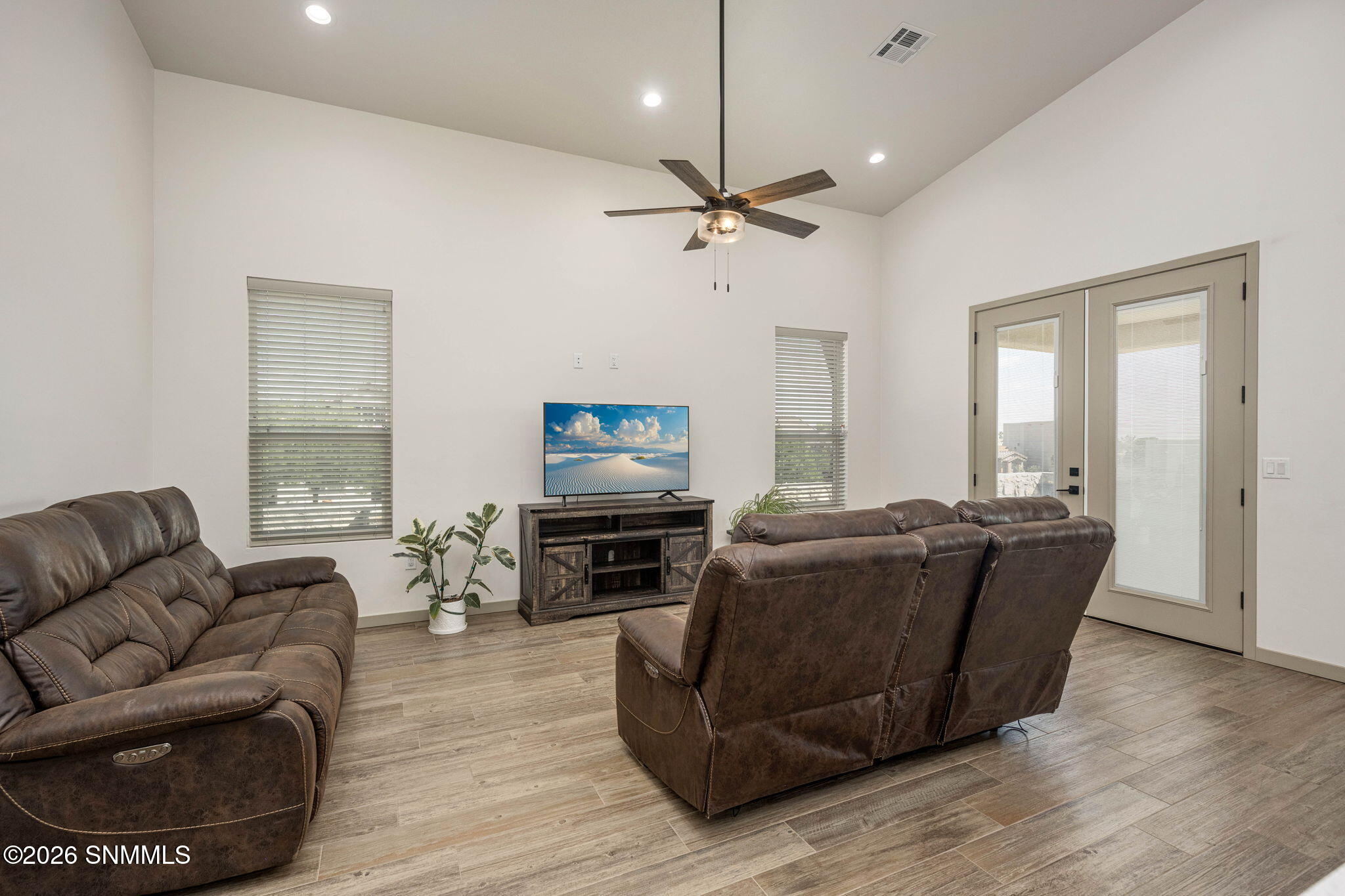 8-web-or-mls-Snappin Homes (Pacifico2903