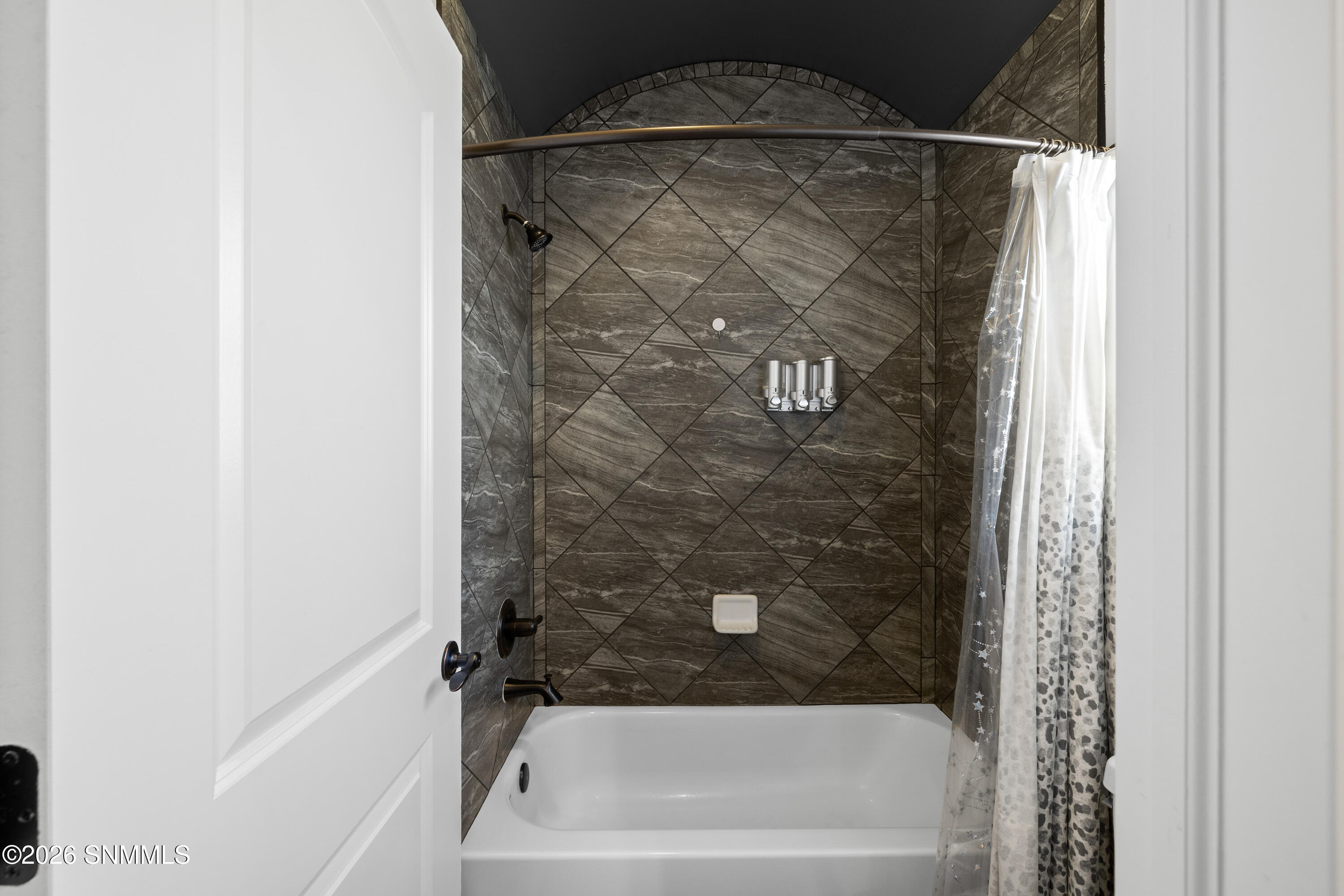 3068-Chipewa-Summit- MLS-Camera-Guy-18