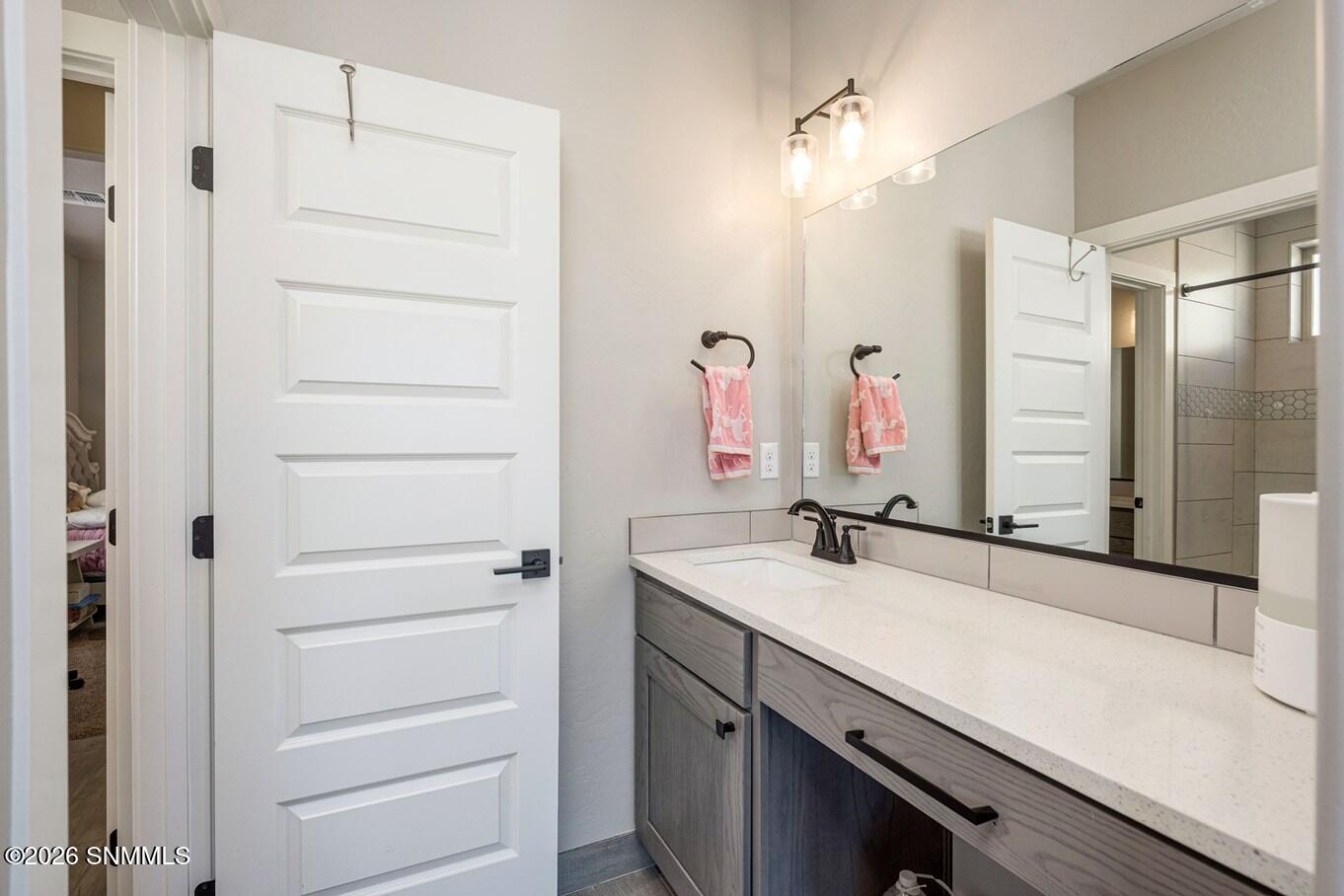 21 - Jack+Jill Bath  - 6516 Blackbird Rd