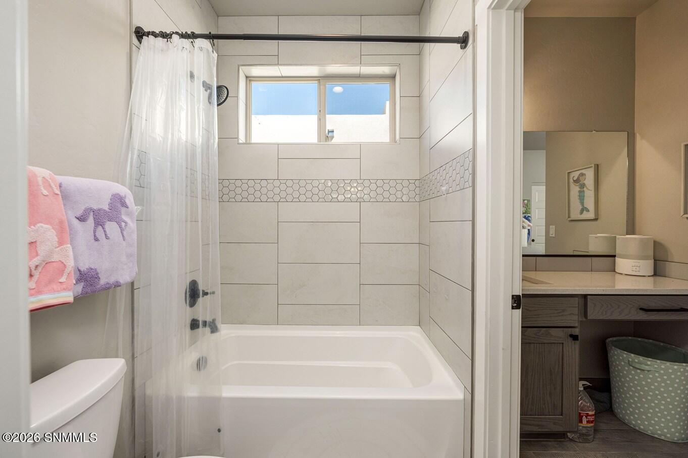 22 - Jack+Jill Bath - 6516 Blackbird Rd-