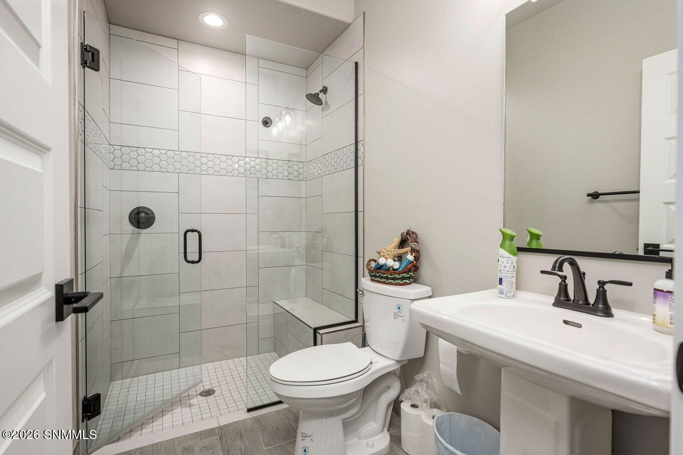 28 - Guest Bath - 6516 Blackbird Rd-35