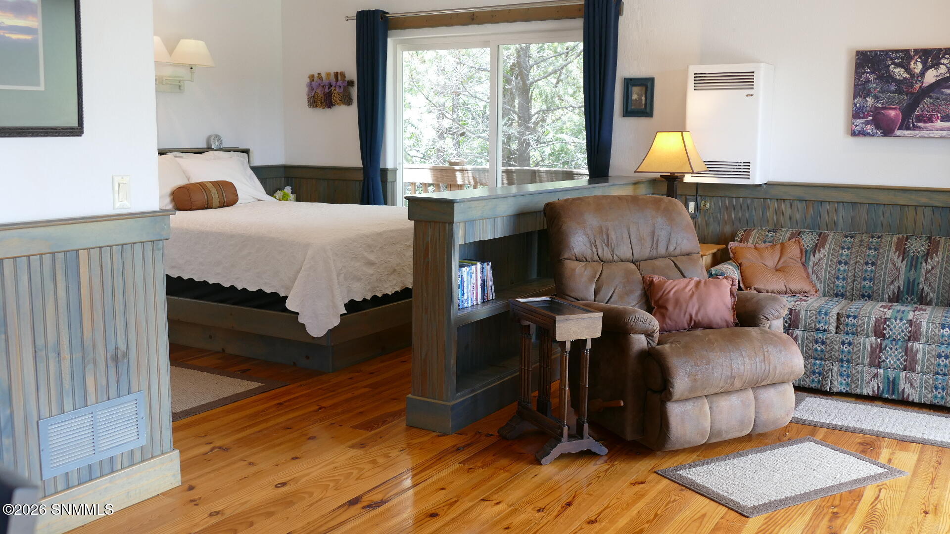 lindauer bedroom and living area