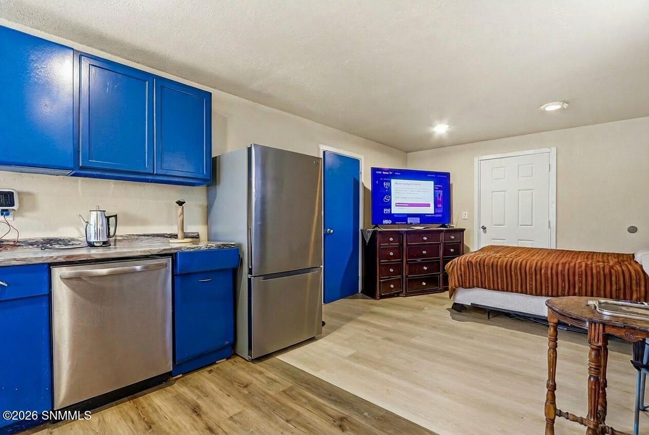 studio bedroom pic 2