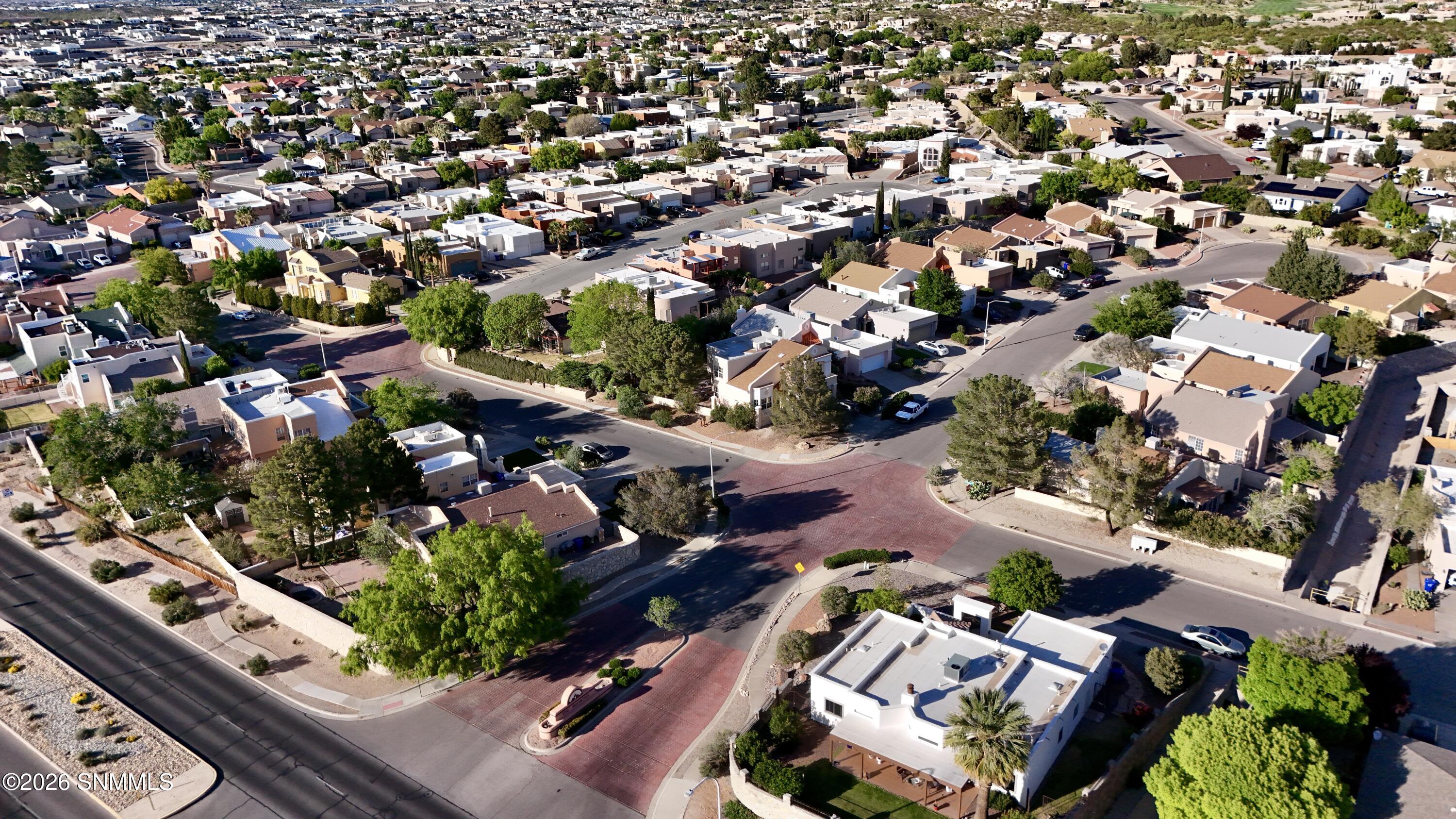 ViewOfEntranceToNeighborhood