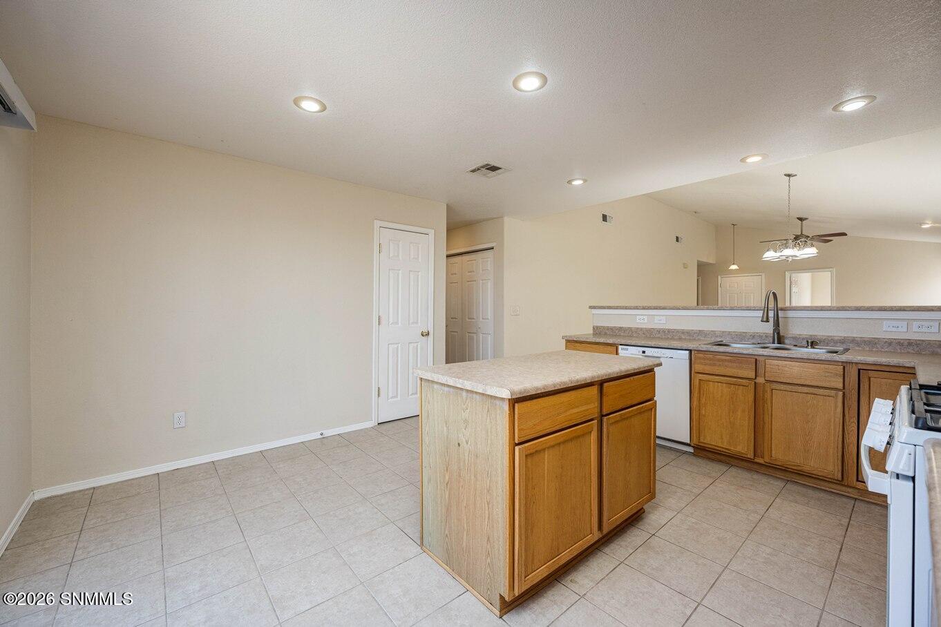 11-Kitchen - 4379 Kingston Rd