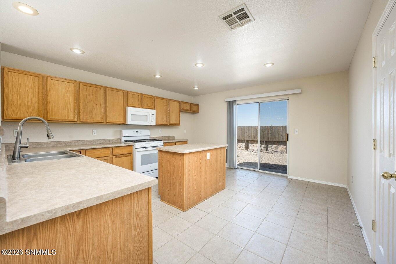 07-Kitchen - 4379 Kingston Rd
