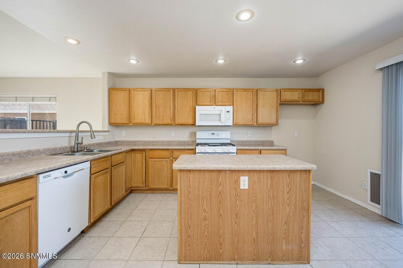 08-Kitchen - 4379 Kingston Rd