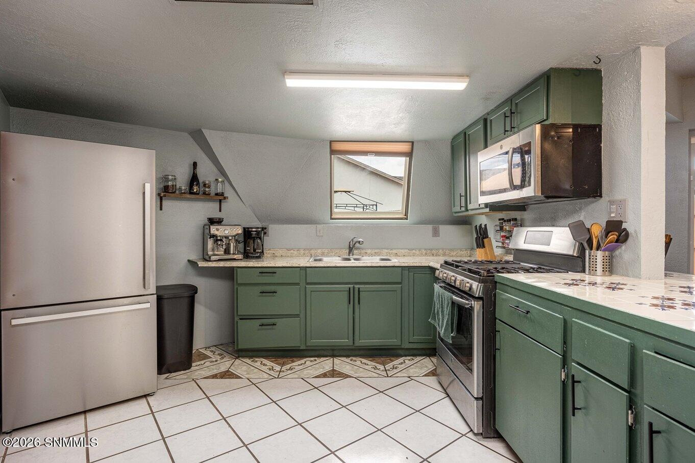 11-Kitchen-5175 Creek Trail