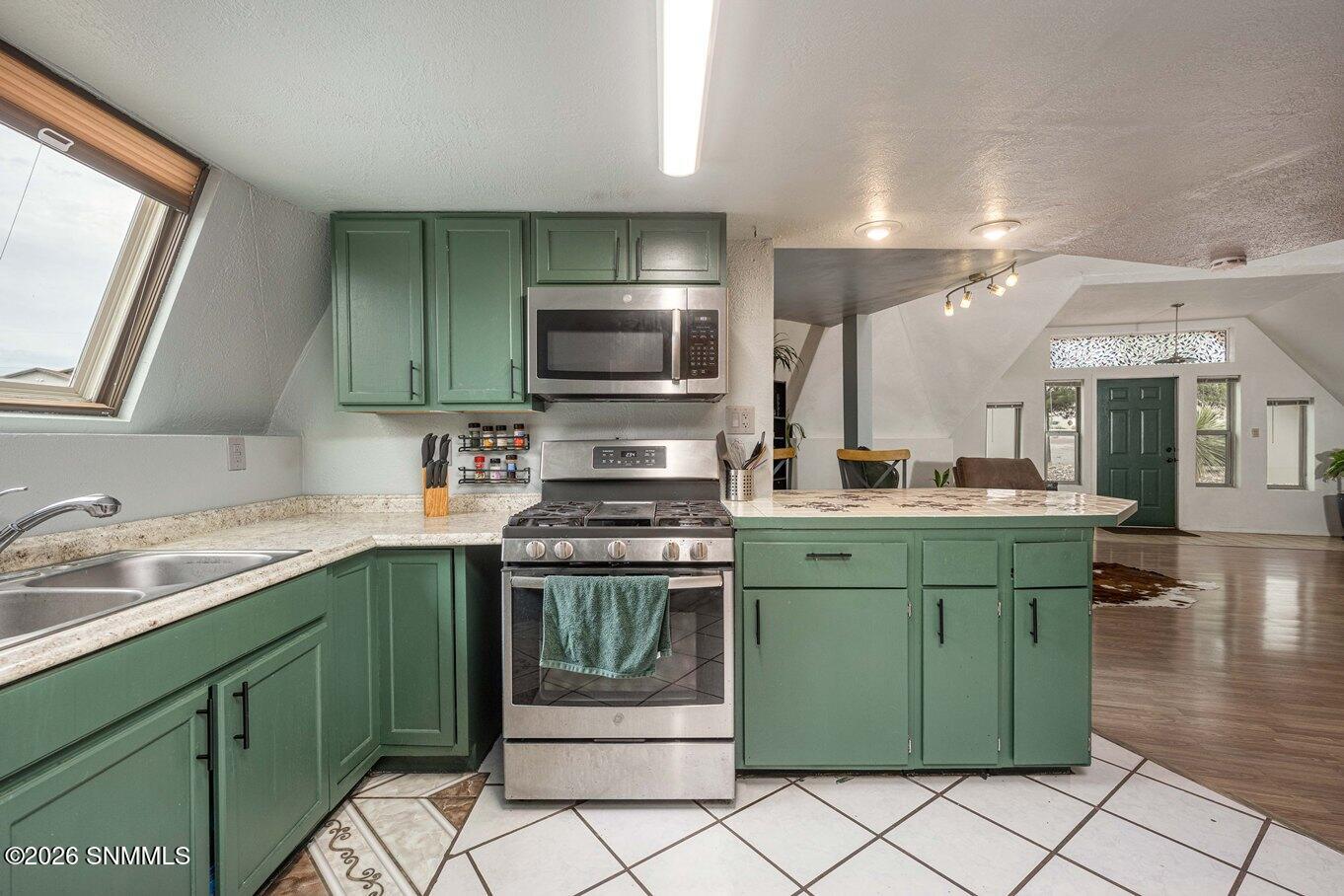 12-Kitchen-5175 Creek Trail