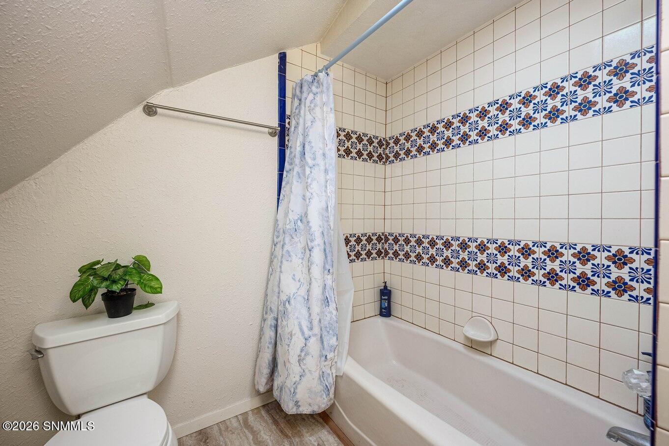 30-Guest Bath-5175 Creek Trail