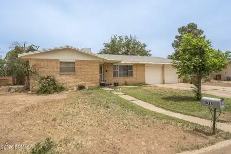 1025 Hickory Drive, Las Cruces, New Mexico 88005, 3 Bedrooms Bedrooms, ,1.75 BathroomsBathrooms,Residential,For Sale,Hickory,2601498