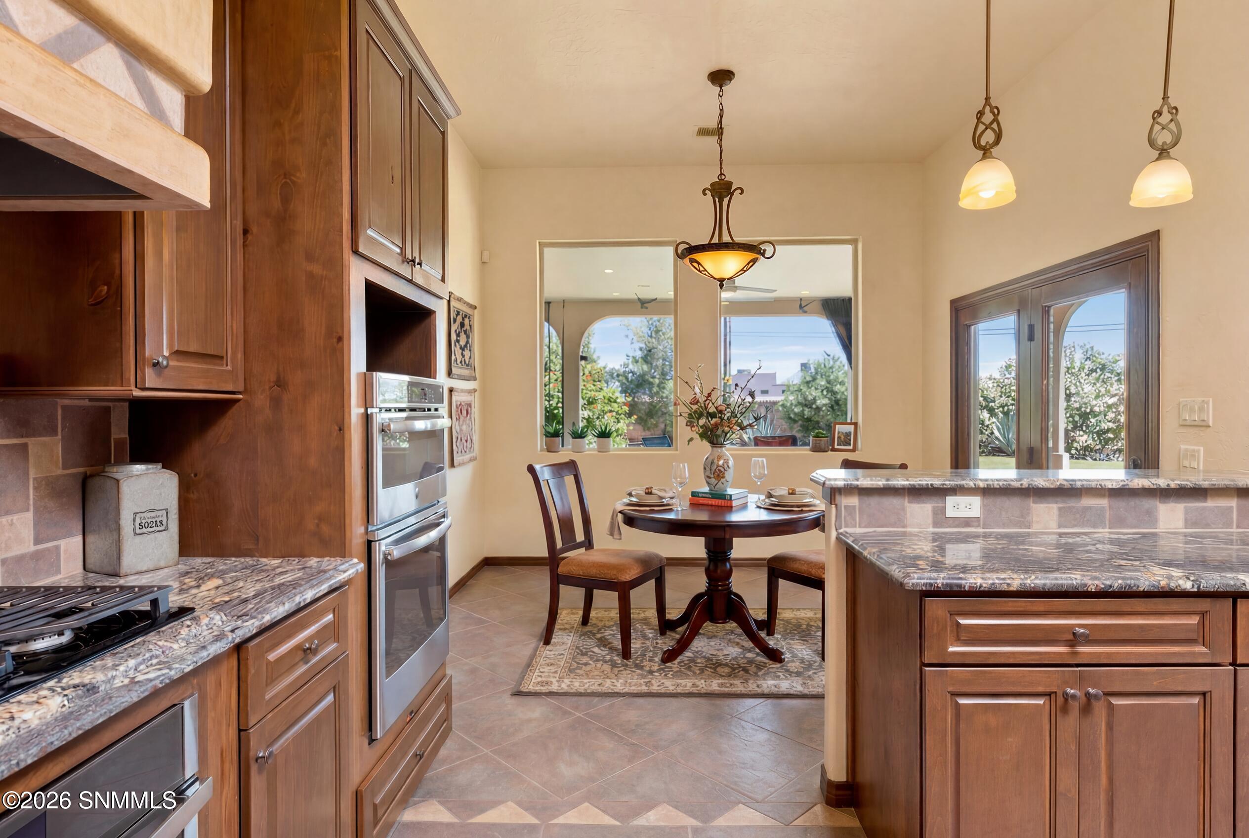 Small Dining w Decor