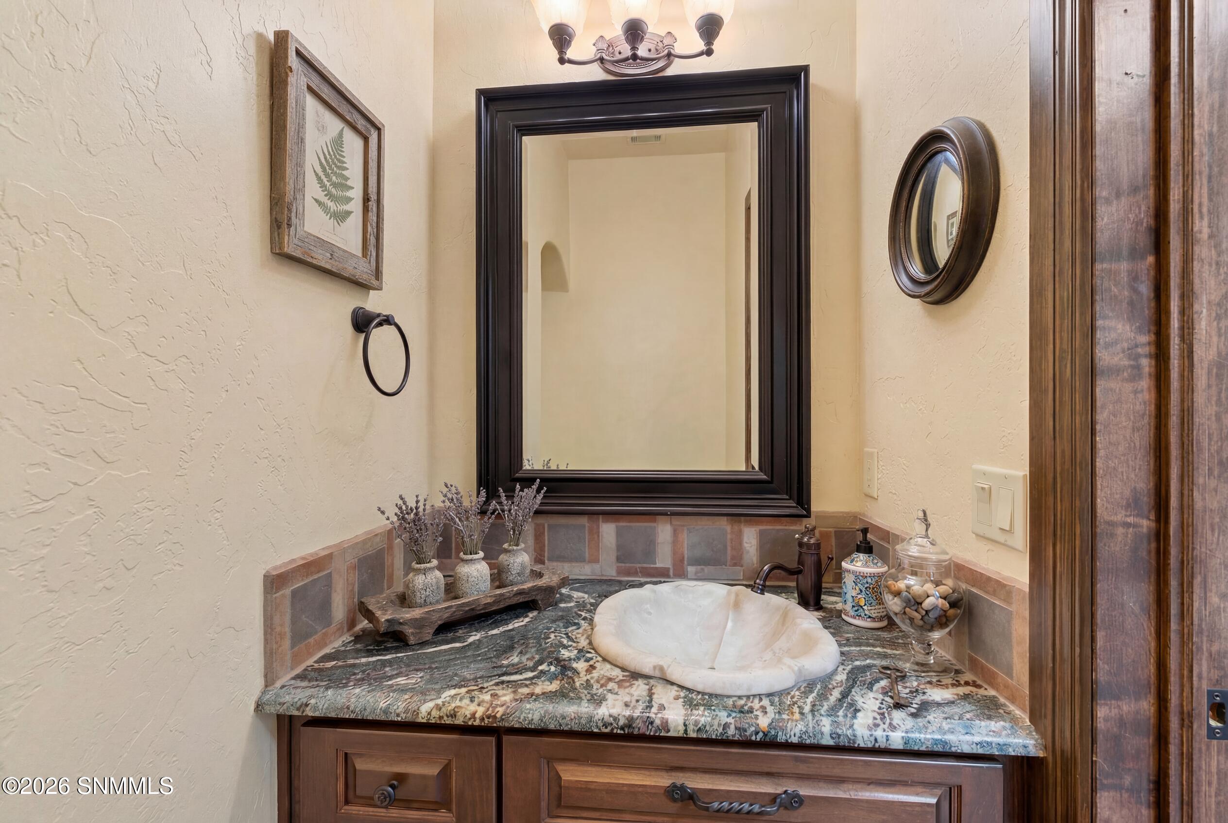 Half Bath w Decor