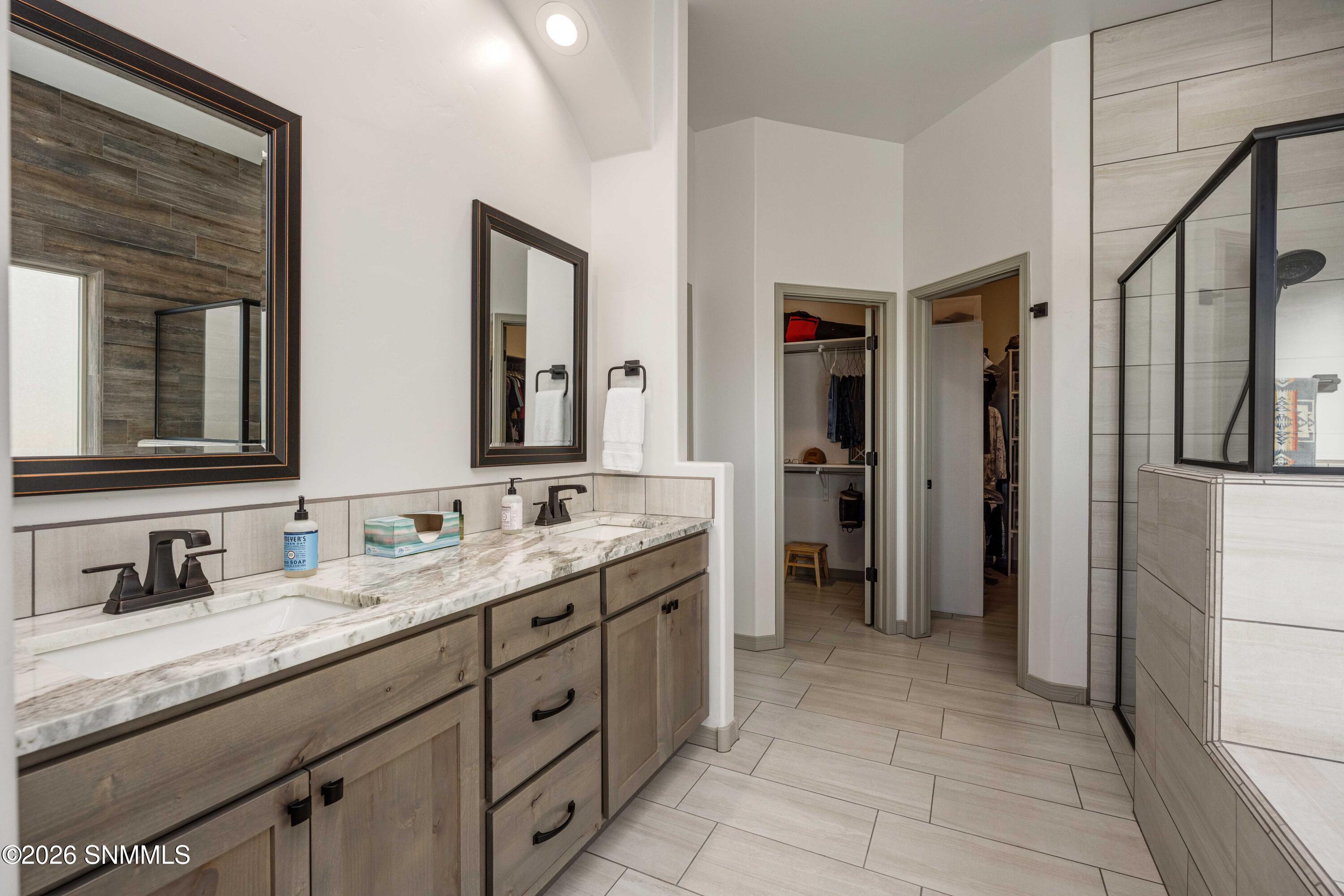 Snappin Homes (RoyalView3993)-27