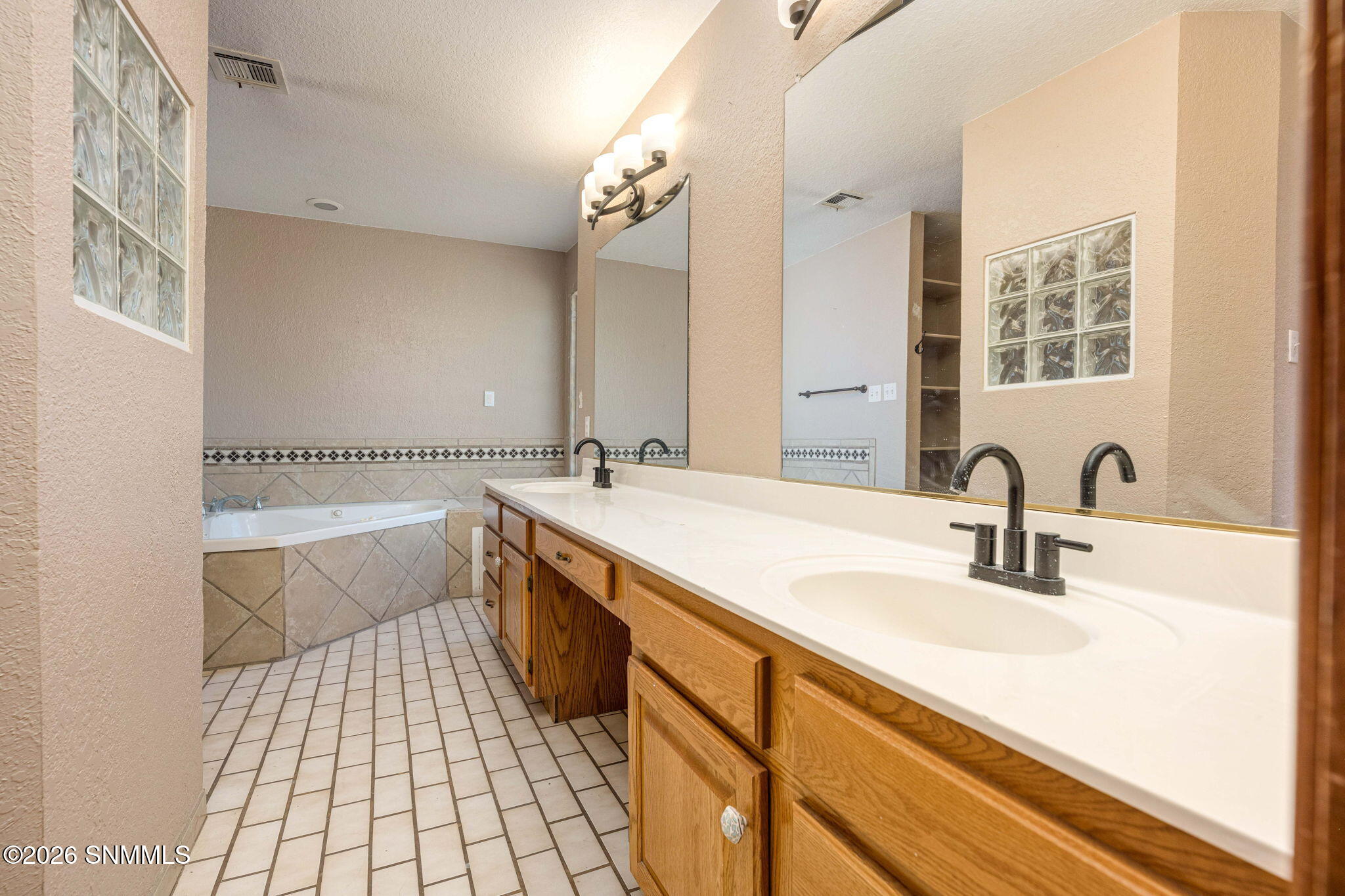 28-web-or-mls-Snappin Homes (Lilac4046)-
