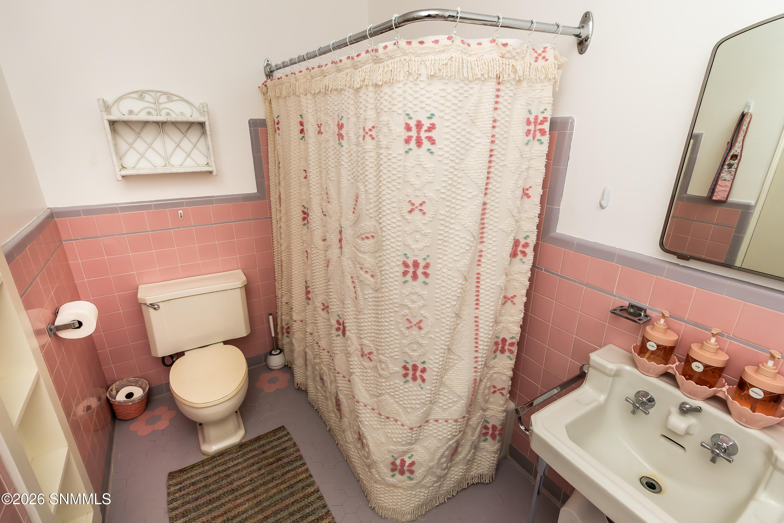 Bed 3 bath "Pink Bath"