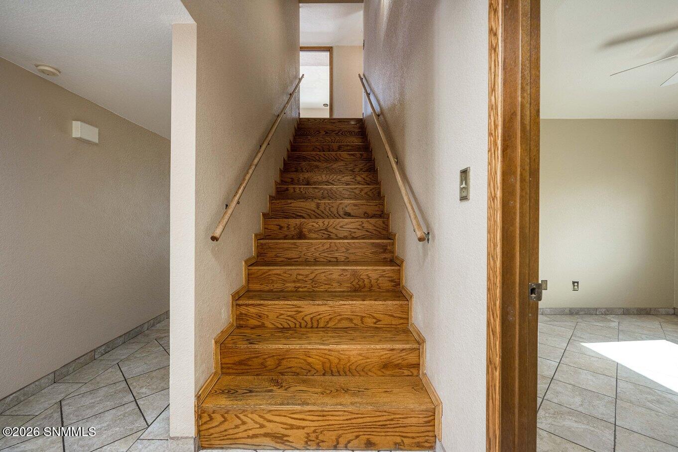 21-Stairs UP-1840 Las Tunas Dr