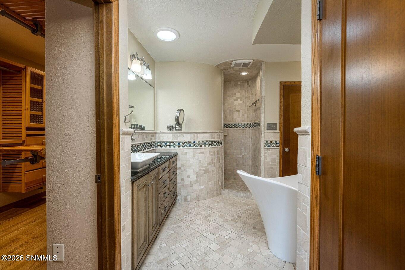 25-Master Bath-1840 Las Tunas Dr