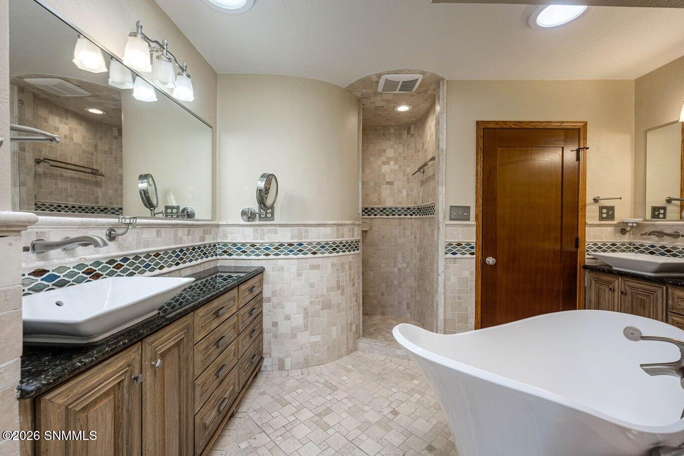 26-Master Bath-1840 Las Tunas Dr