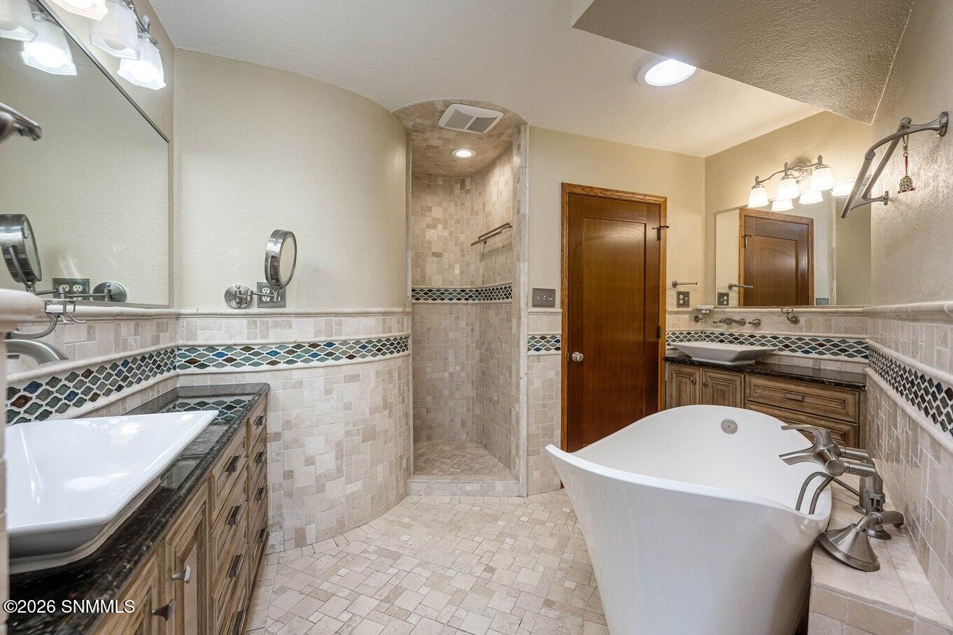 27-Master Bath-1840 Las Tunas Dr