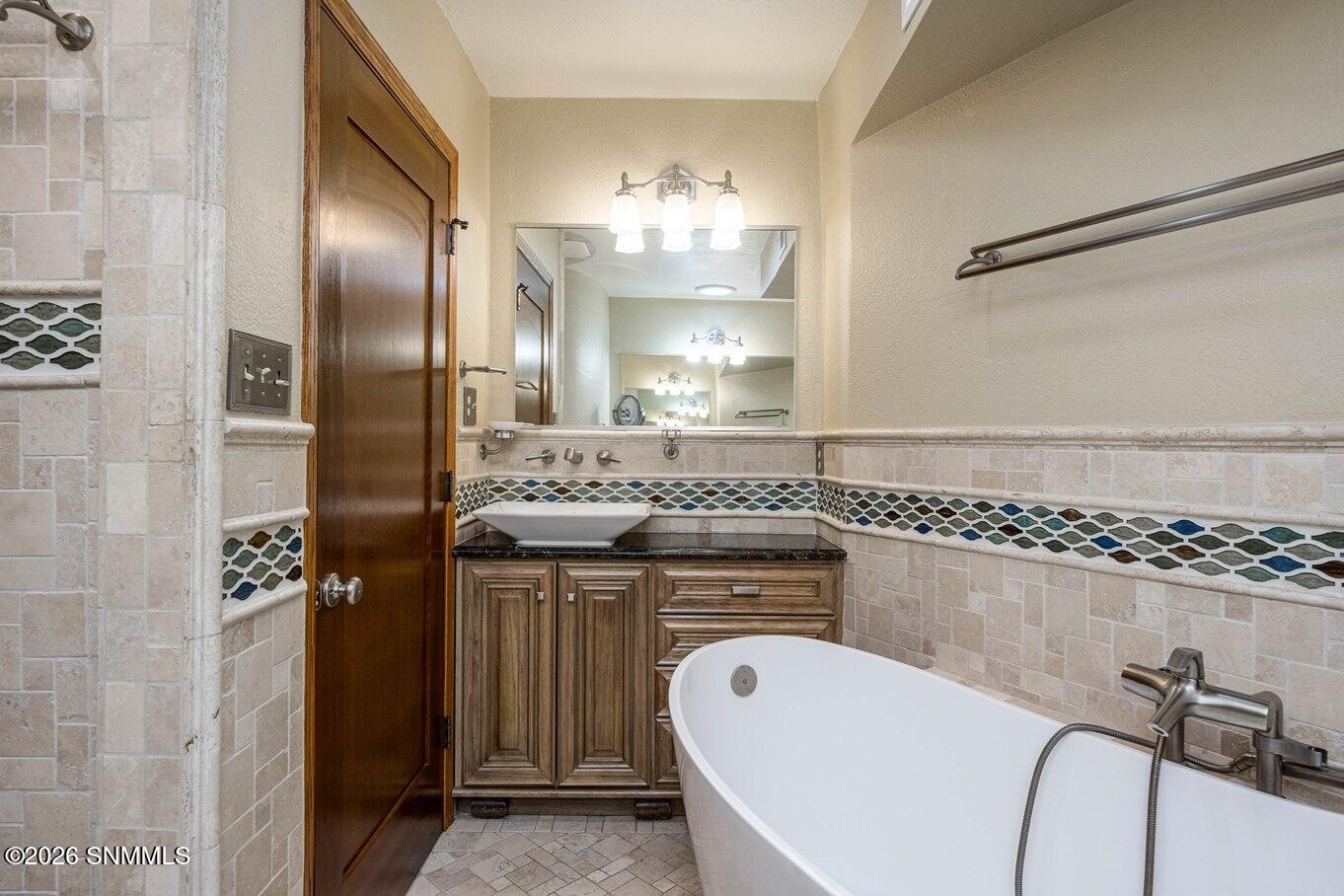 28-Master Bath-1840 Las Tunas Dr