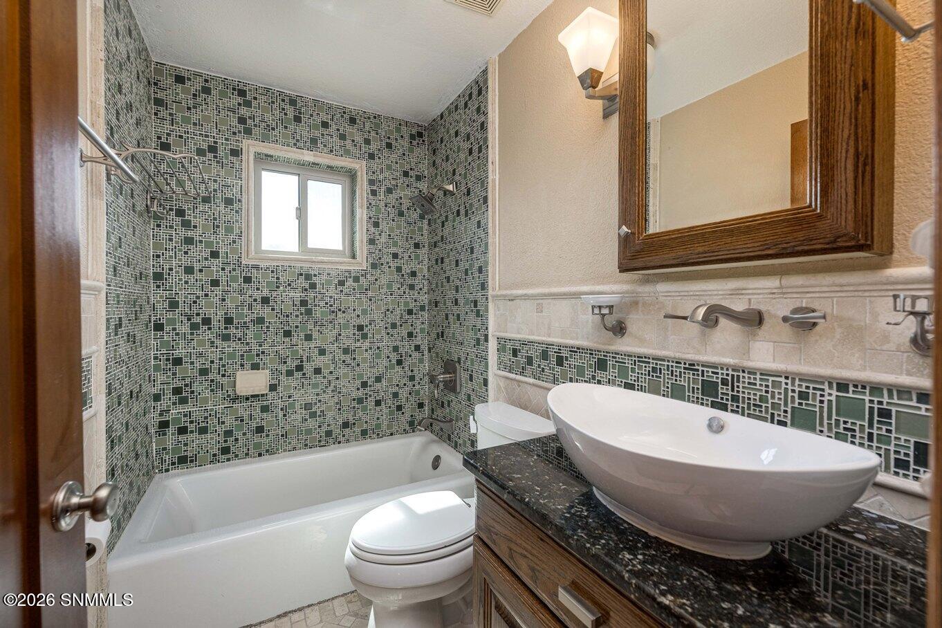 33-Upstairs Guest Bath-1840 Las Tunas Dr