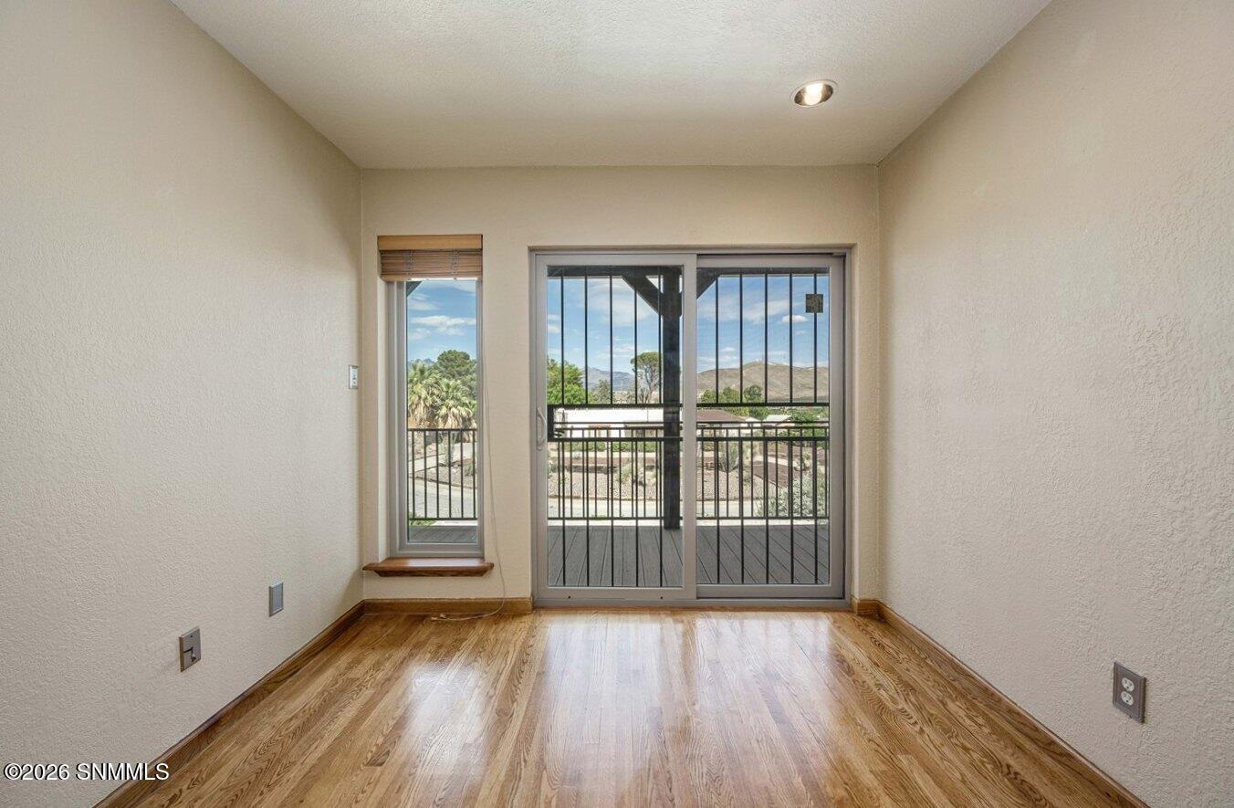 34-TV-Computer Room-1840 Las Tunas Dr