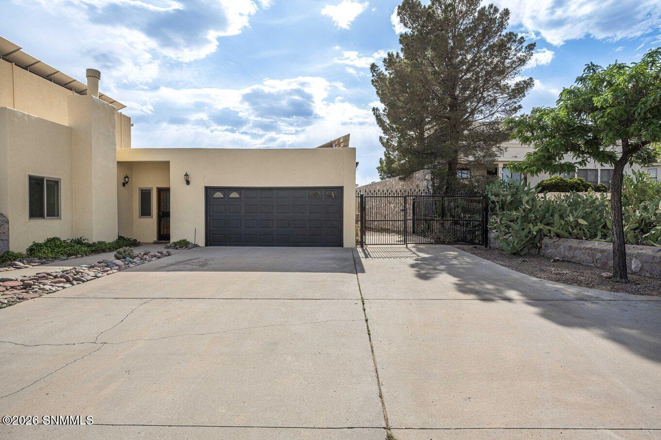 53-Driveway-1840 Las Tunas Dr