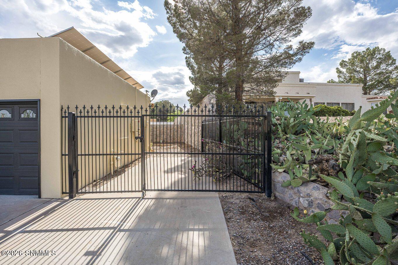 55-North Side Gate-1840 Las Tunas Dr