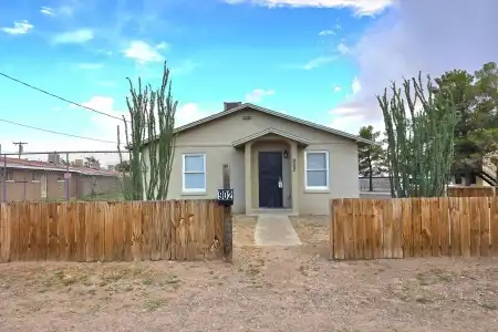 902 Foster Road, Las Cruces, New Mexico 88001, 2 Bedrooms Bedrooms, ,1 BathroomBathrooms,Residential,For Sale,Foster,2601954