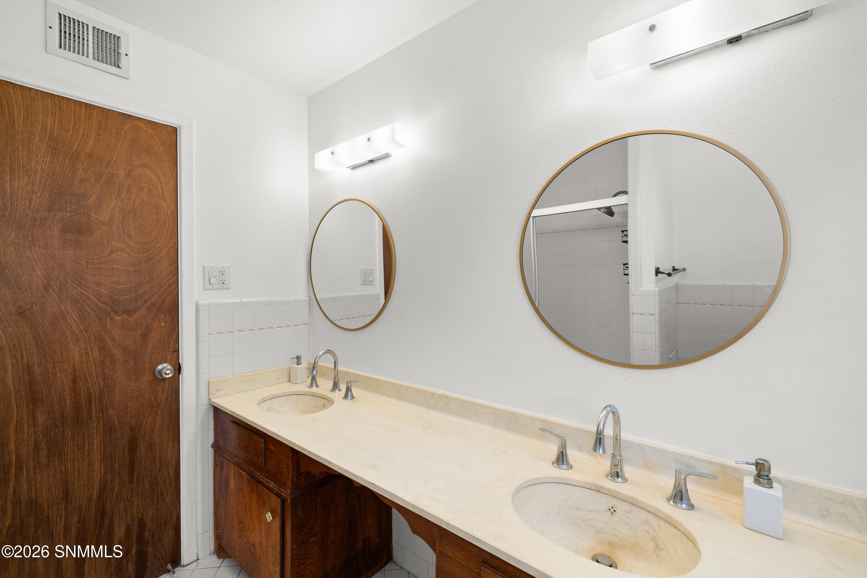 2907-Devondale-MLS-Camera-Guy-24
