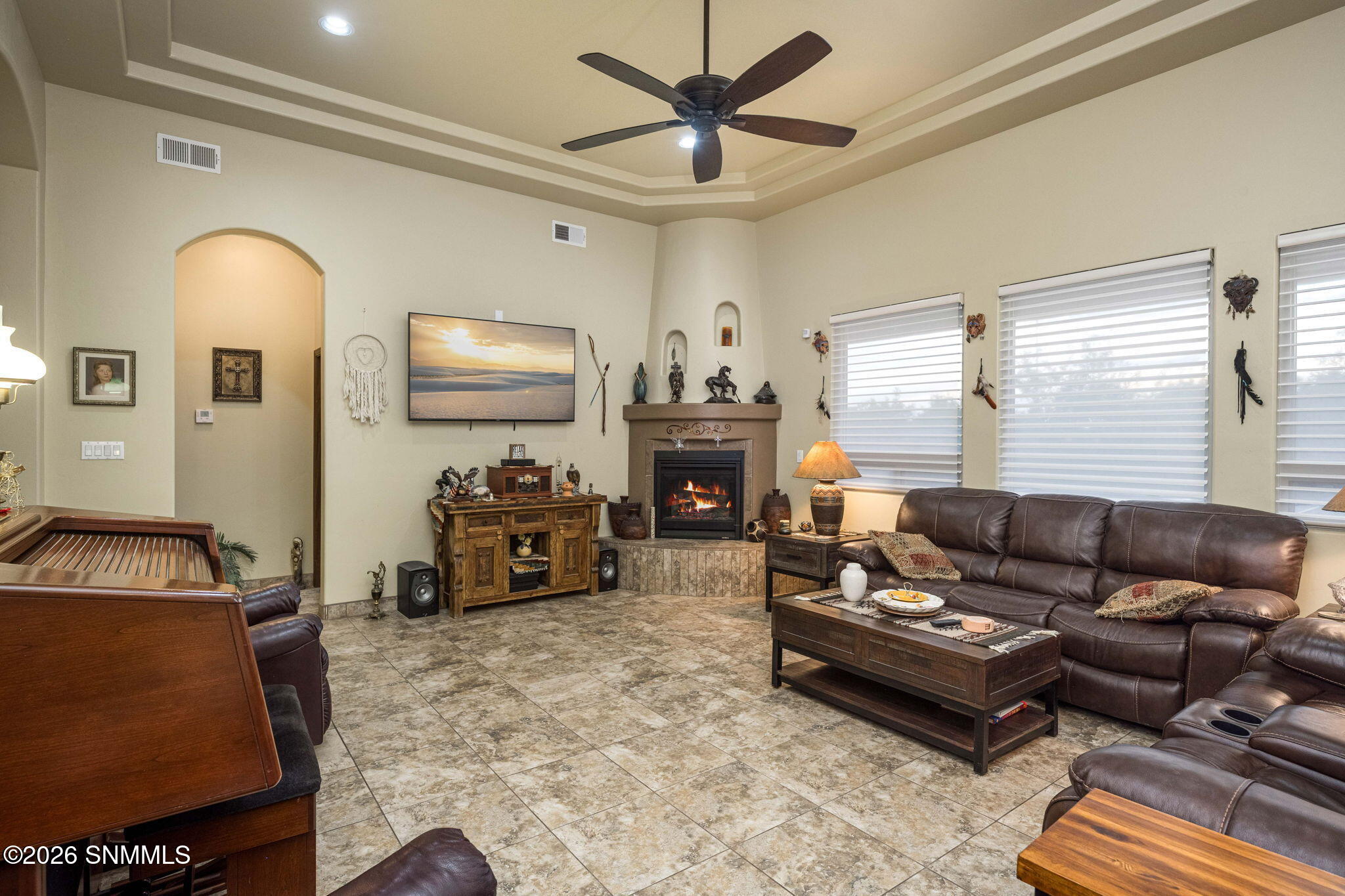 soaring-ceiling-beams-living-area