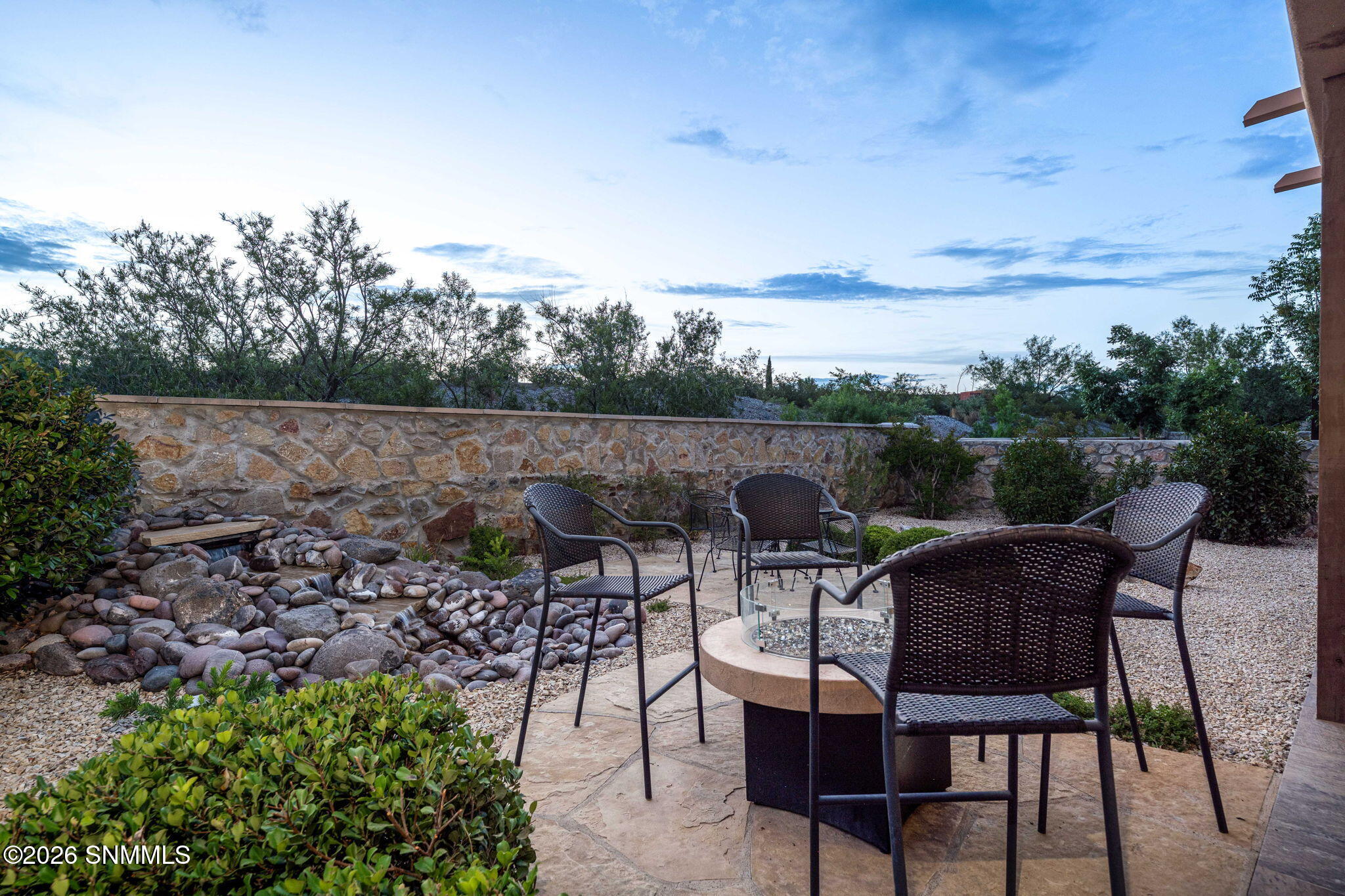 built-in-gas-fire-pit-backyard