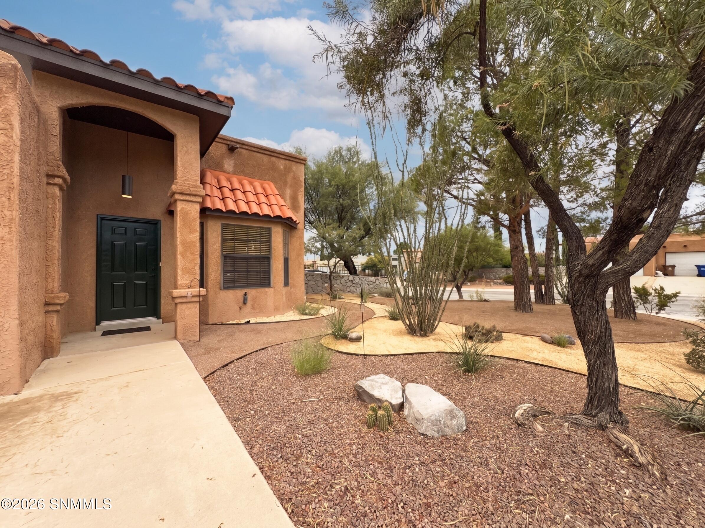 Gorgeous-landscaping-2083-Pinecone