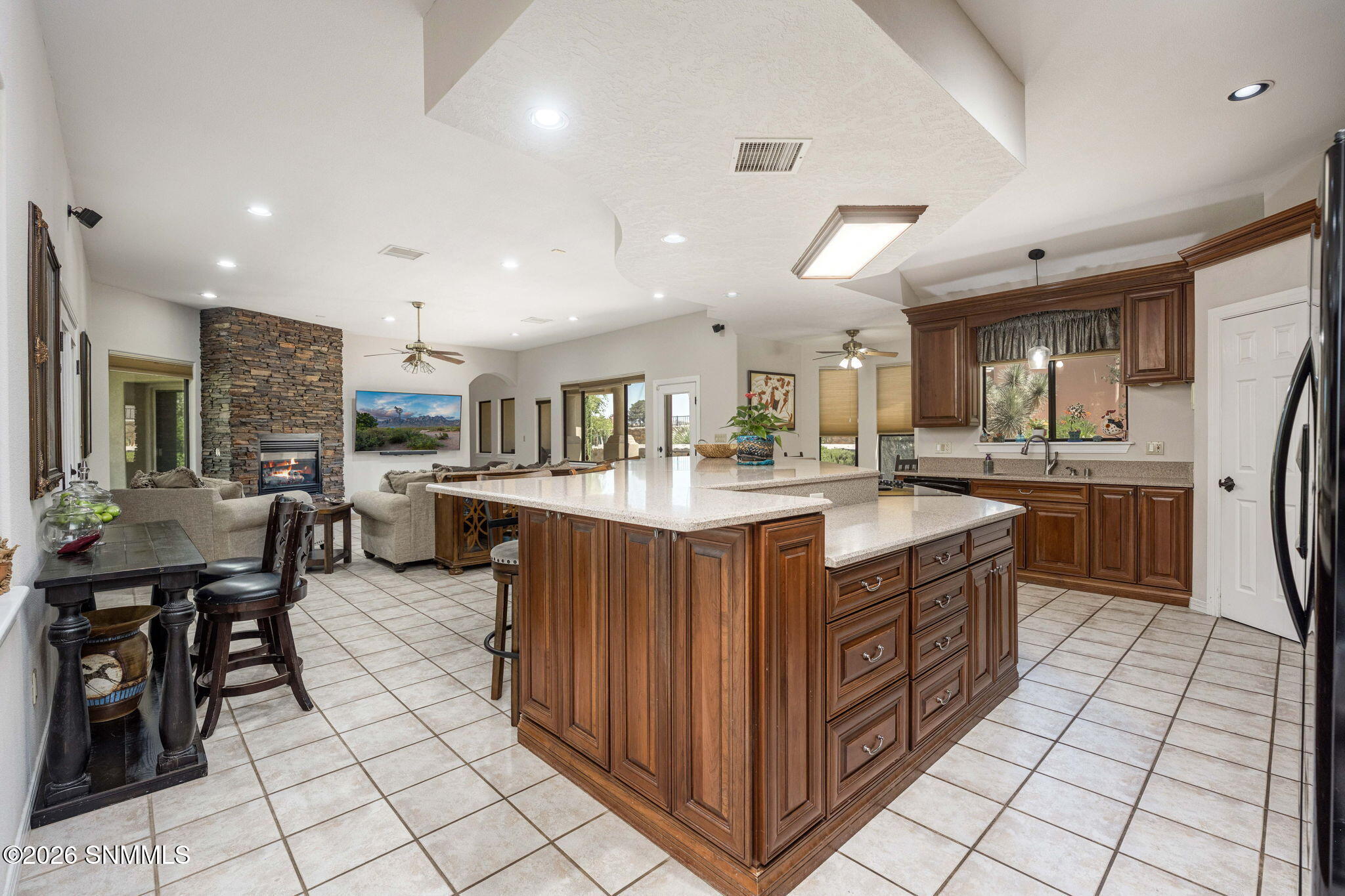 12-web-or-mls-Snappin Homes (Superstitio