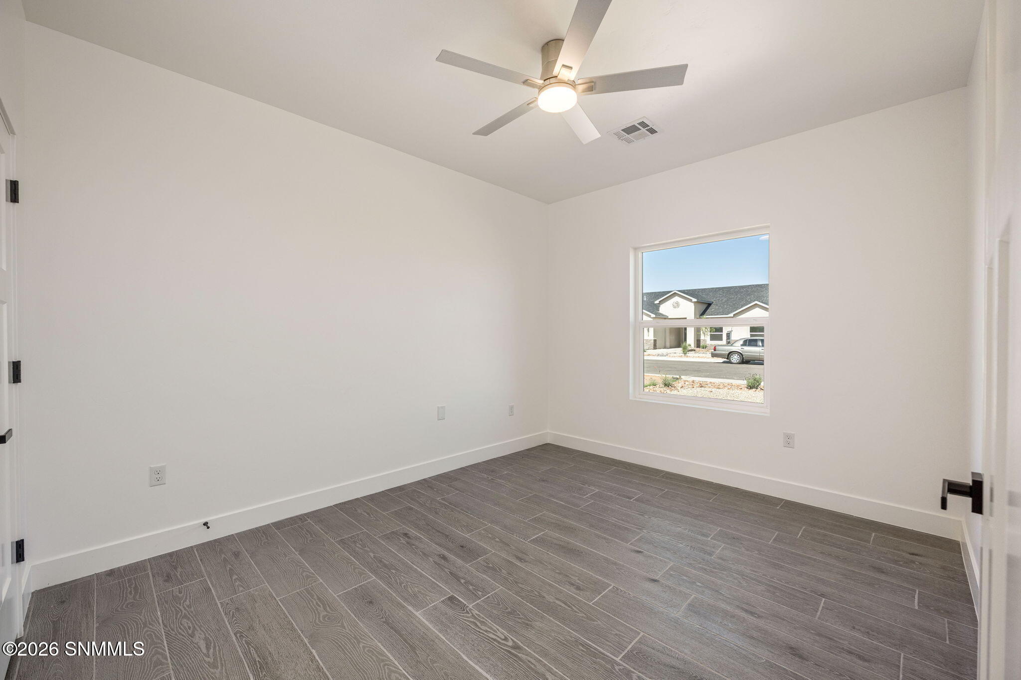 25-web-or-mls-Snappin Homes (Swan6542)-2