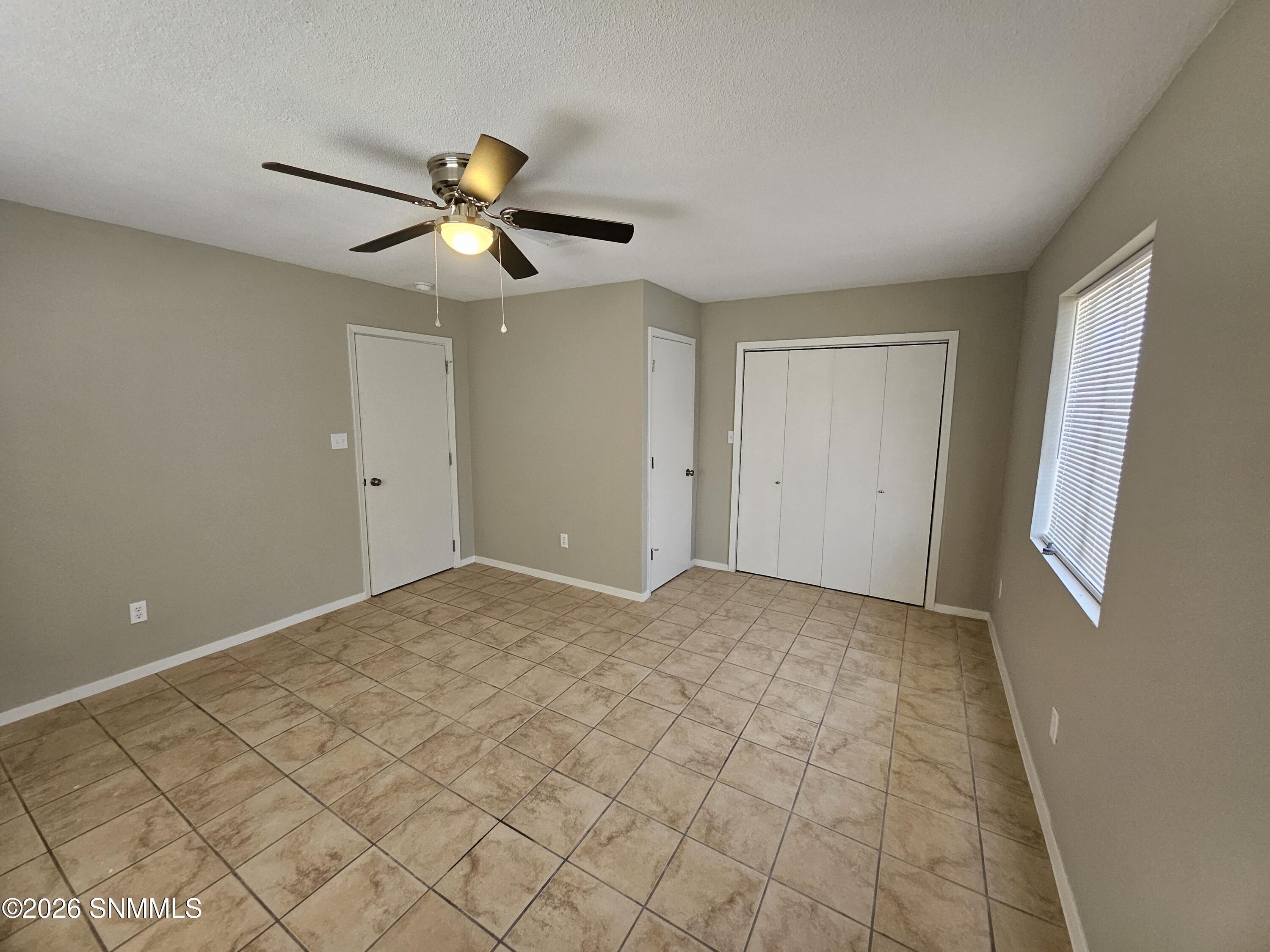 29-MasterBedroom