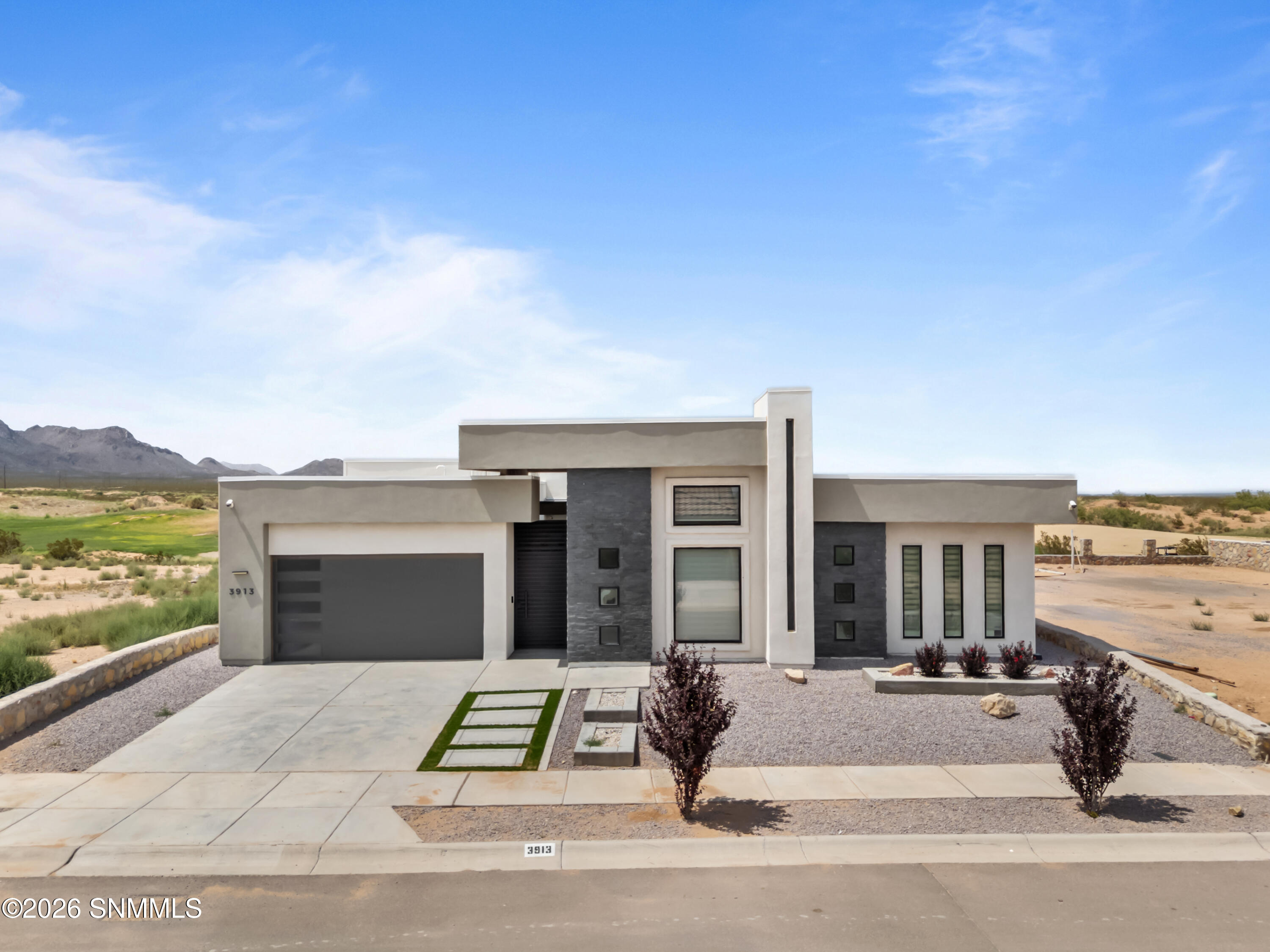 3913 Royal View Front