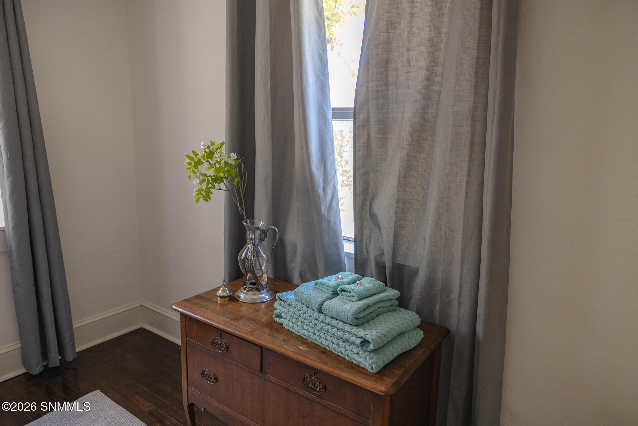 East st Queen bed