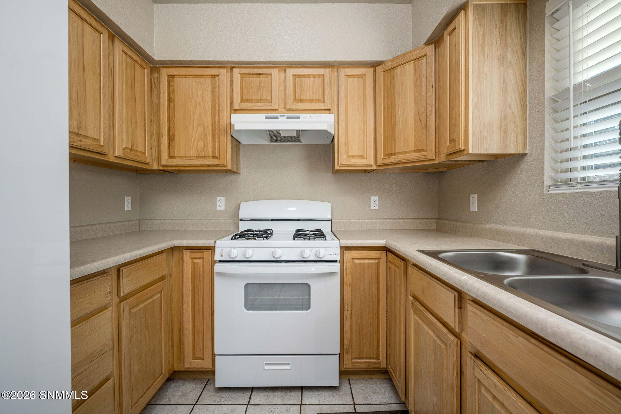 12-web-or-mls-Snappin Homes (Stoneway373
