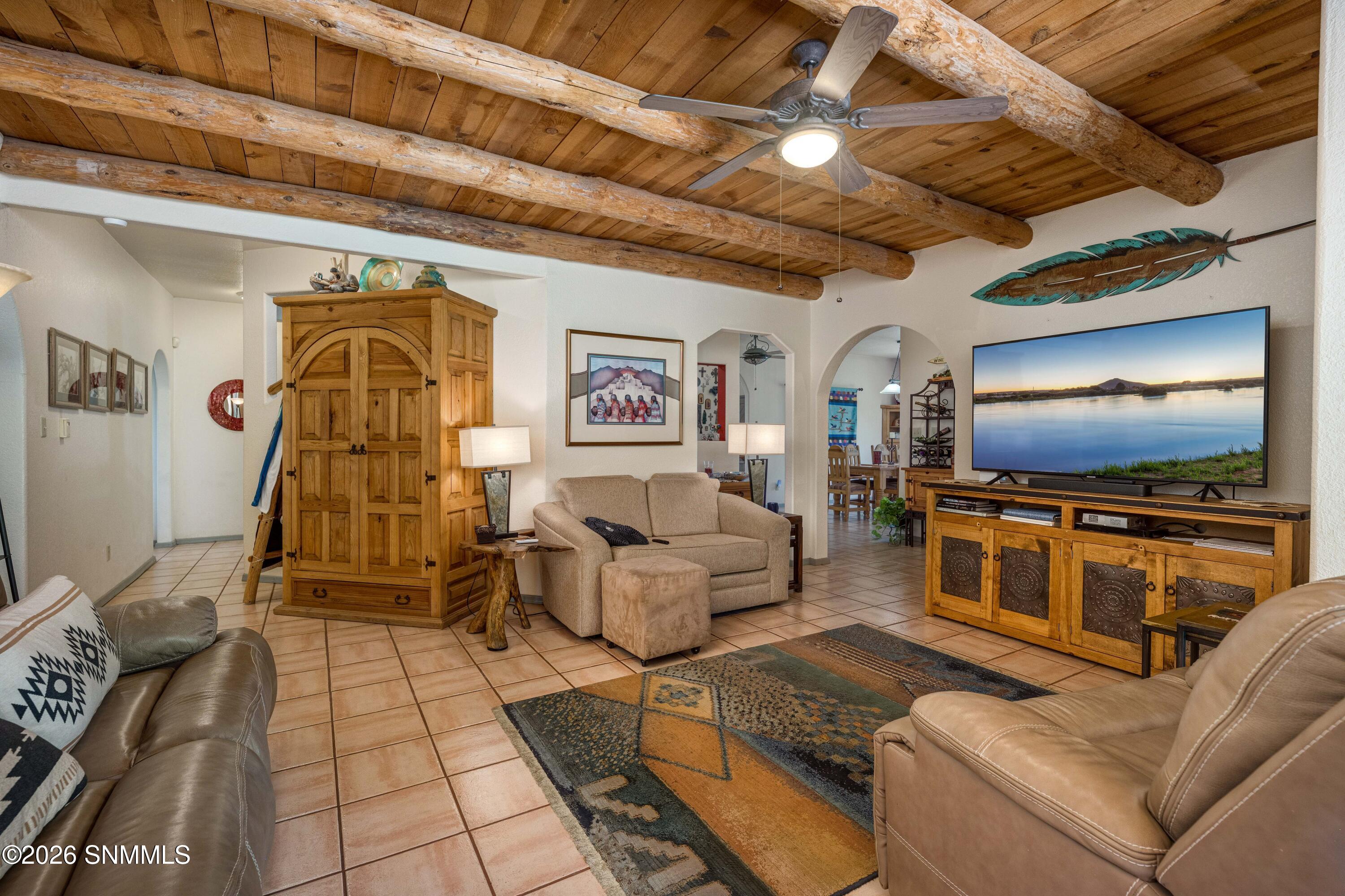 10_Family Room_16