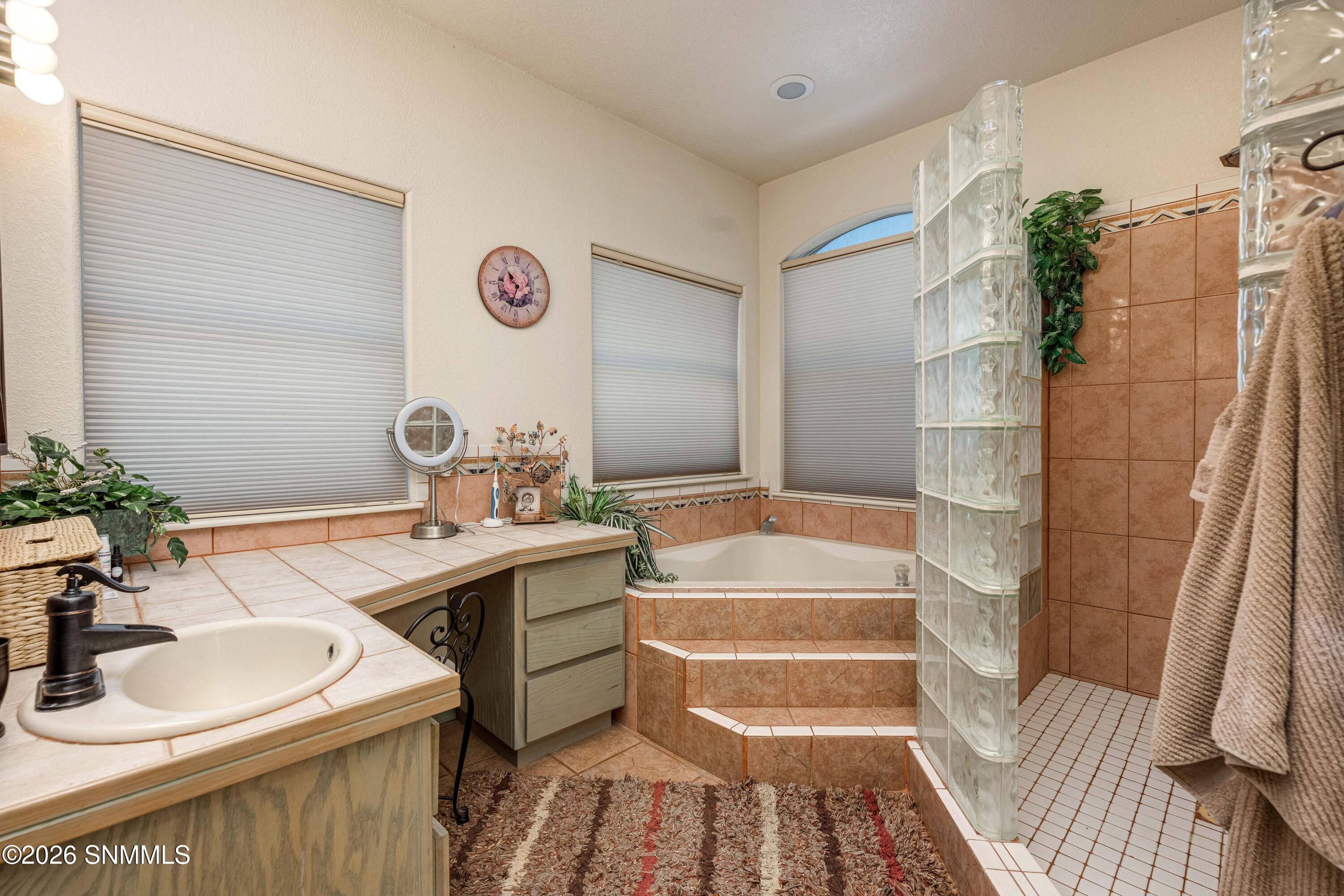 20_Master Bath_39